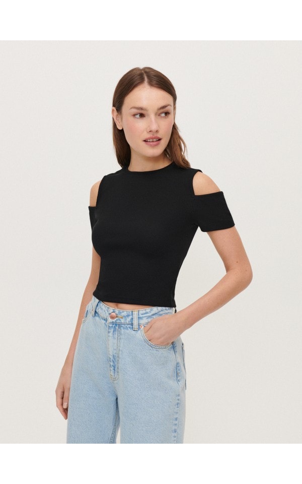 Blusa negra hombros descubiertos shop