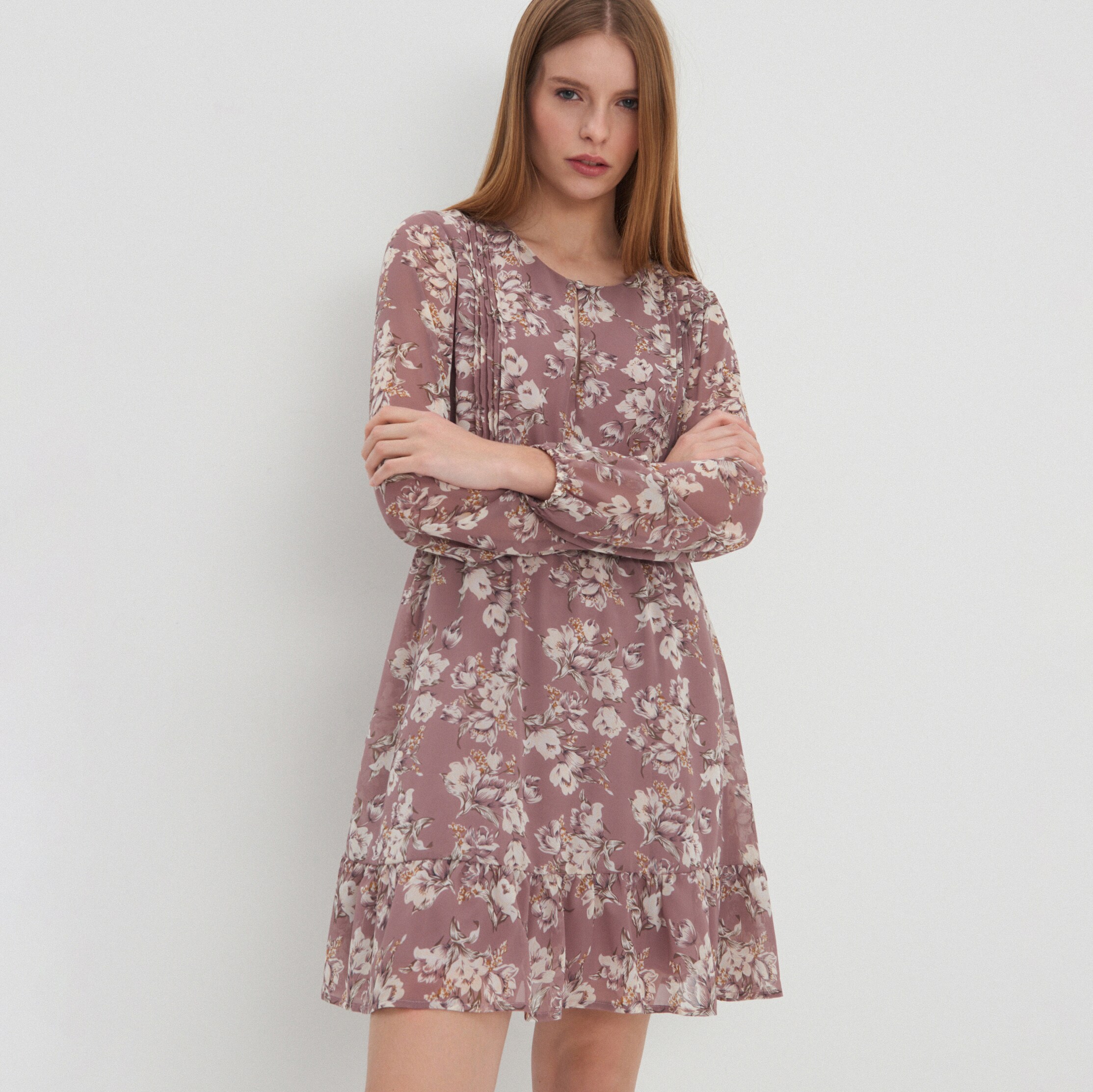 Vzorované šaty so zvýrazneným pásom