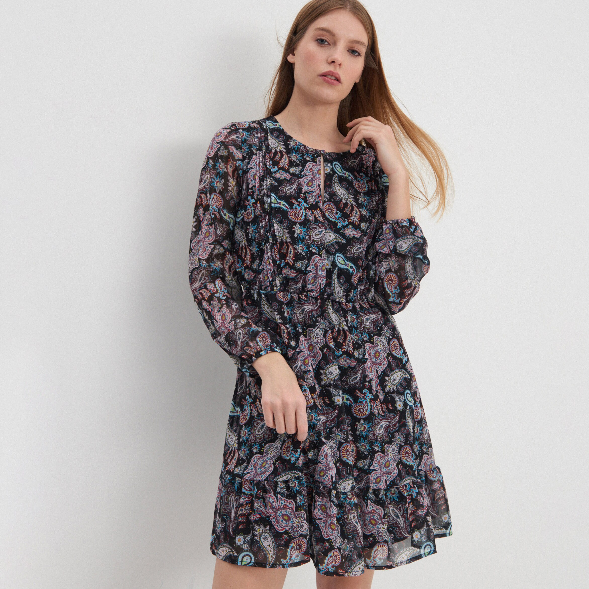 Vzorované šaty so zvýrazneným pásom