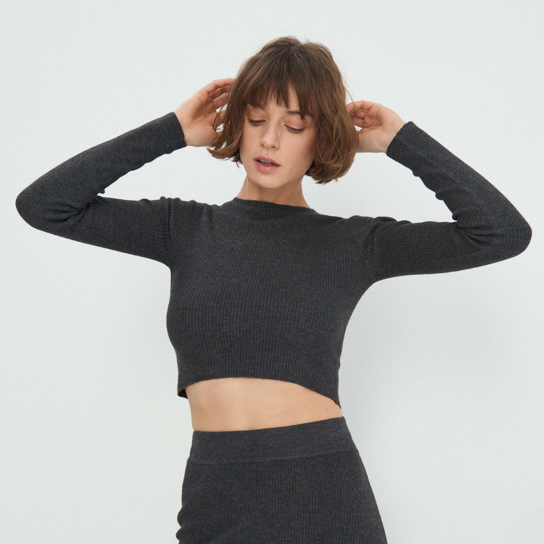 Pletený sveter kratšieho strihu