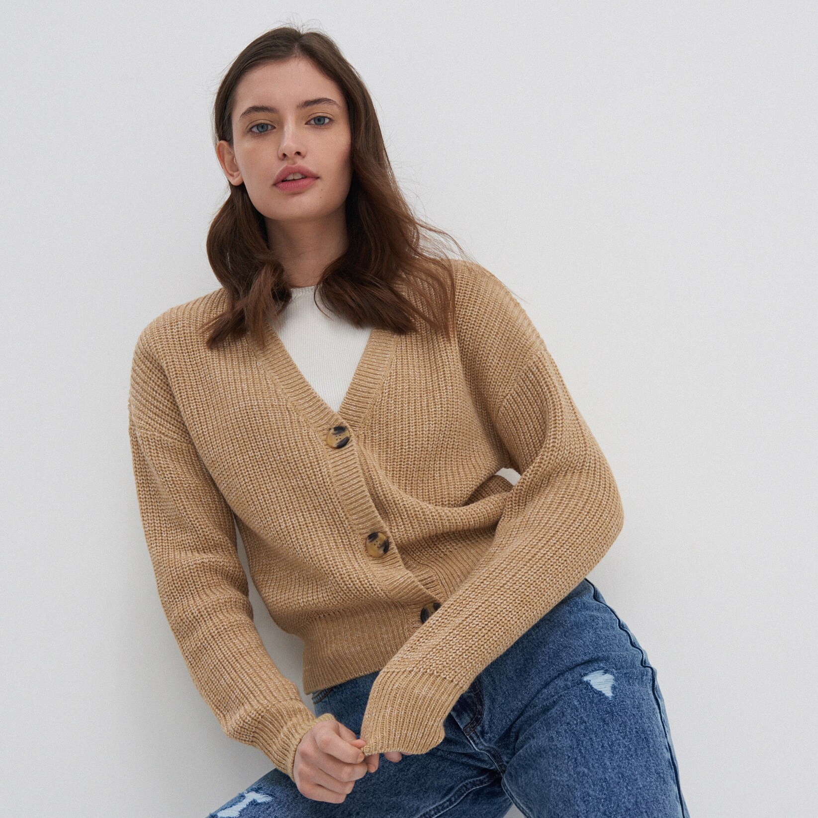 Kardigán s ozdobnými gombíkmi