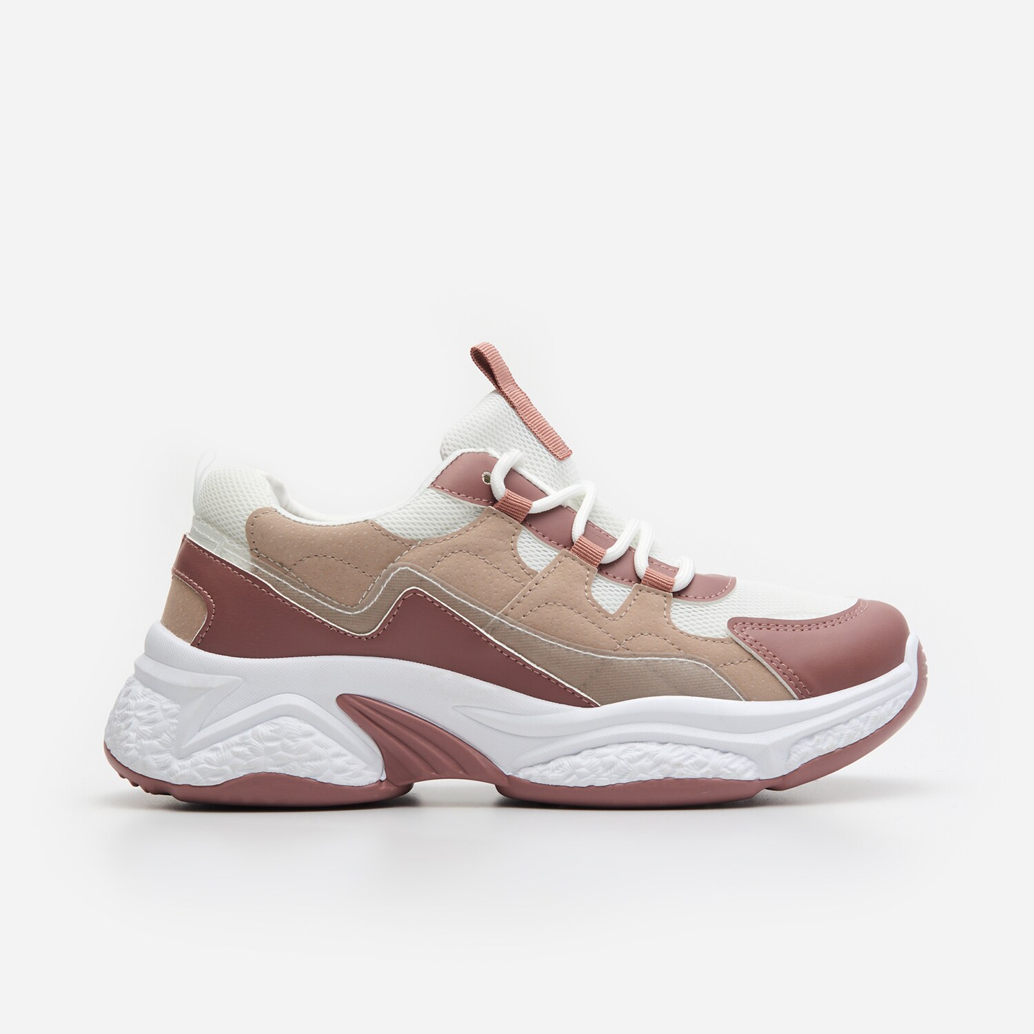 Tenisky z rôznych materiálov