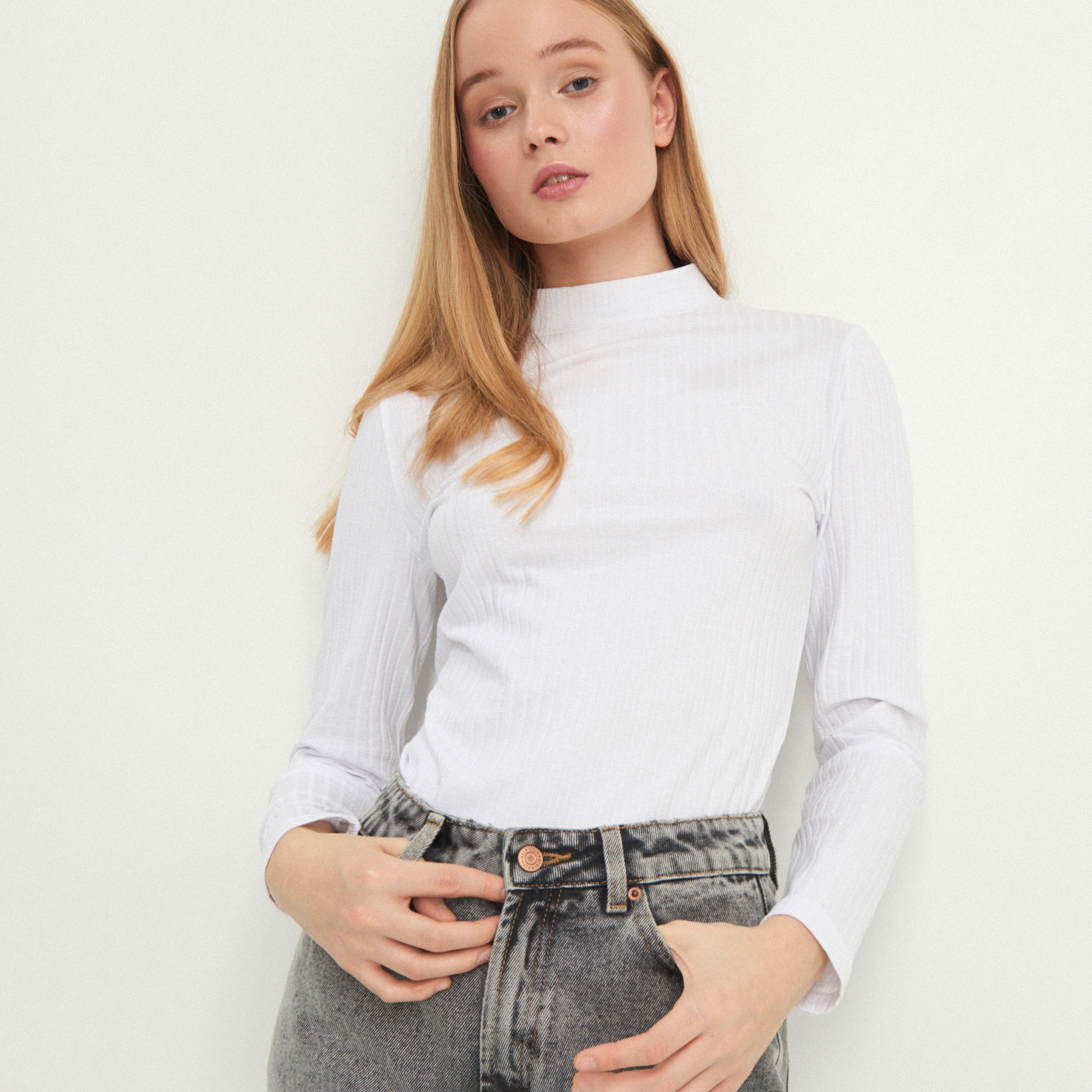 Tričko z prúžkovaného úpletu s polorolákom