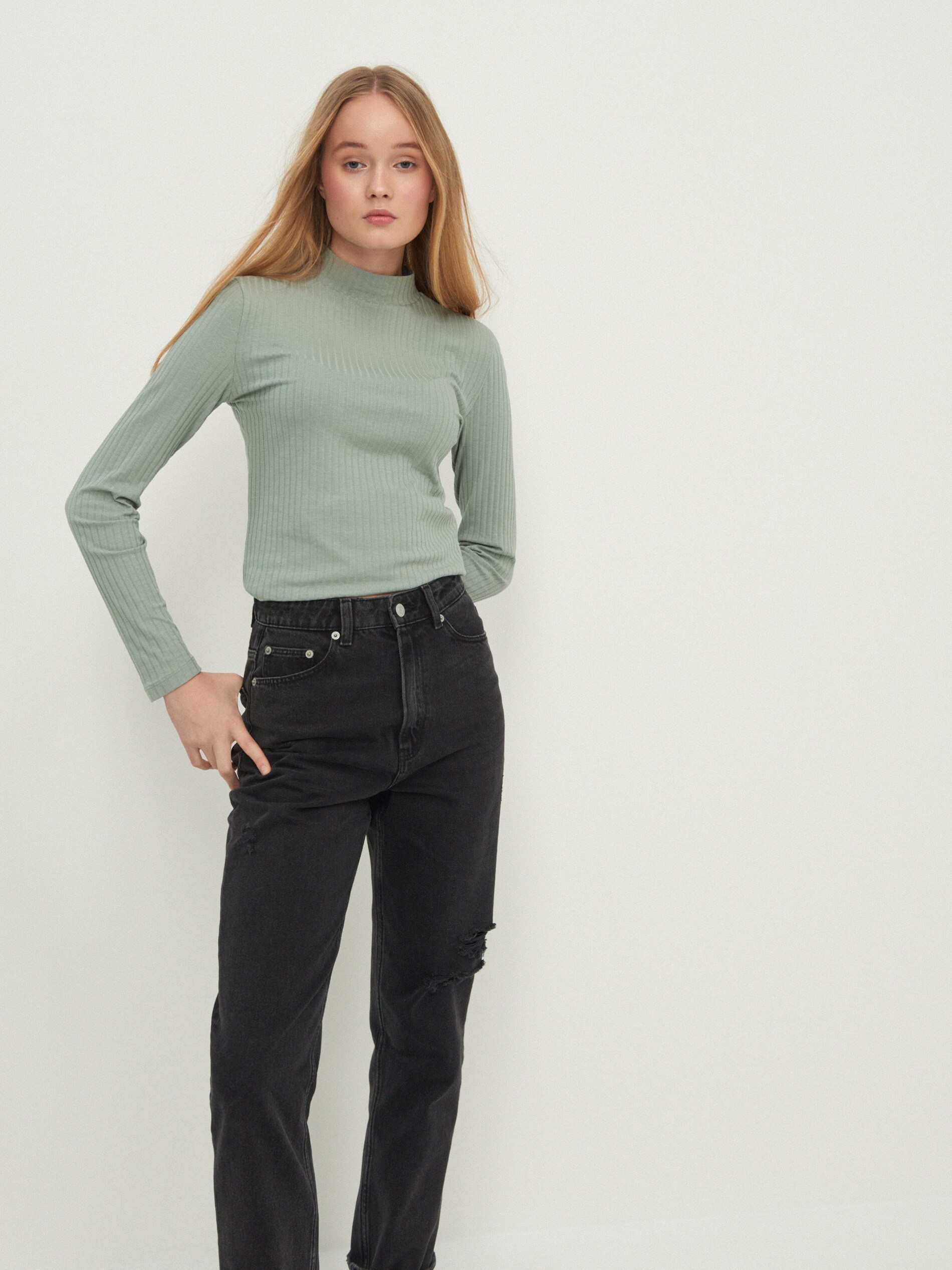 Tričko z prúžkovaného úpletu s polorolákom