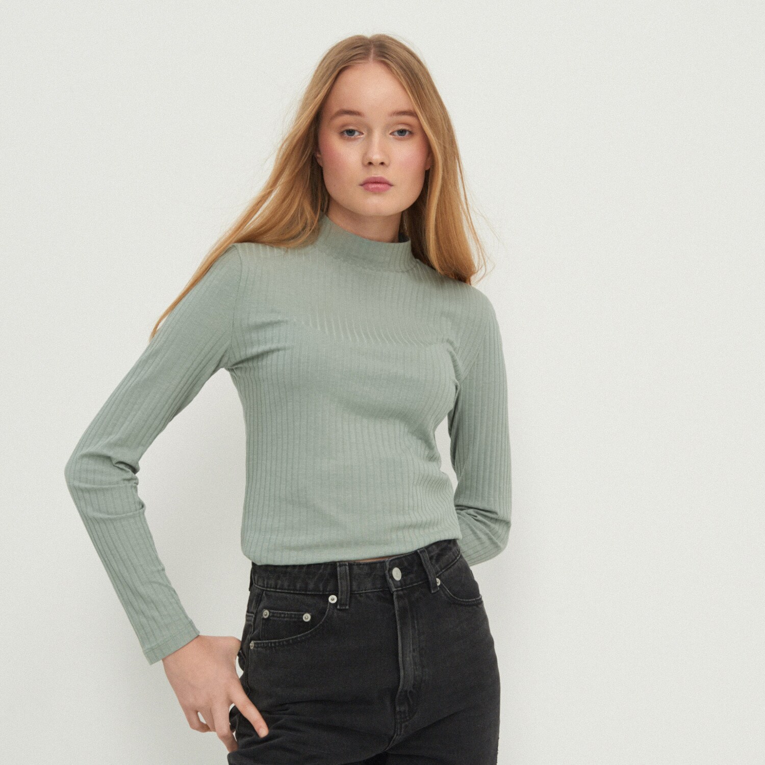 Tričko z prúžkovaného úpletu s polorolákom