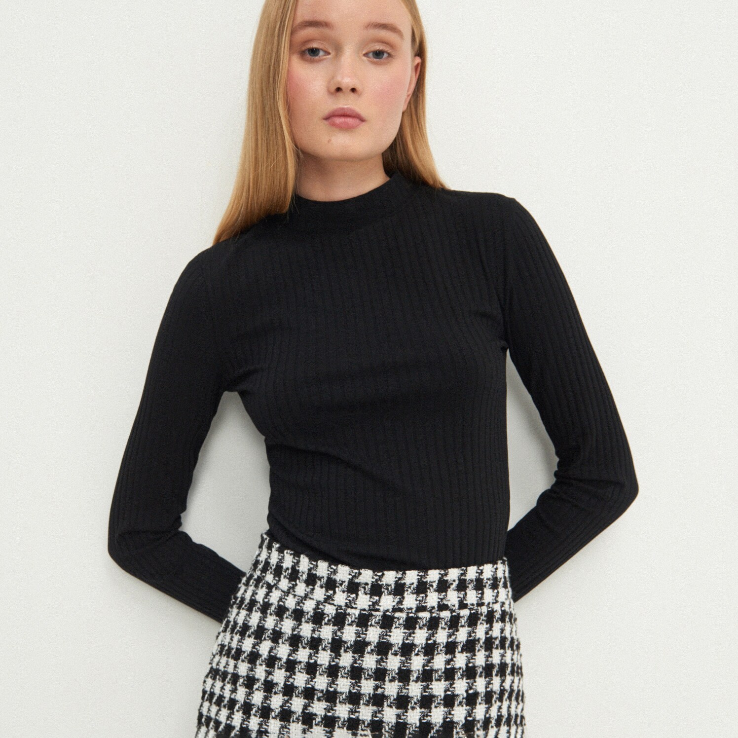 Tričko z prúžkovaného úpletu s polorolákom