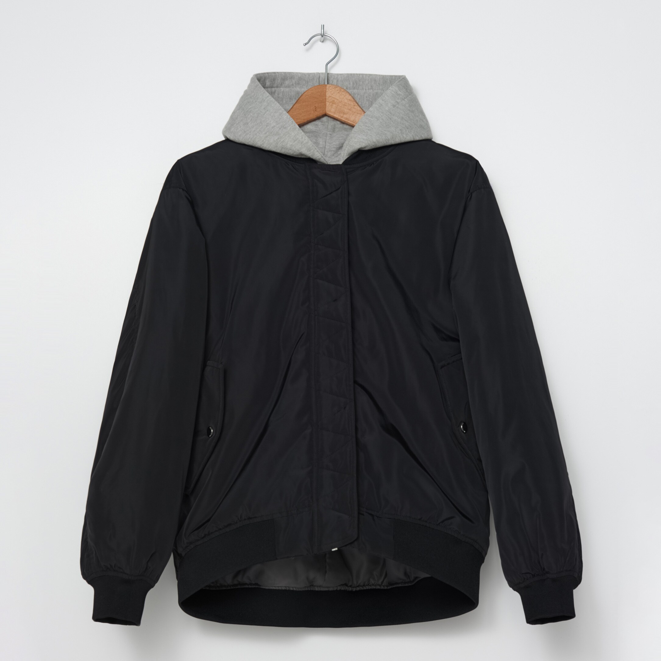 Bomberka s kapucňou