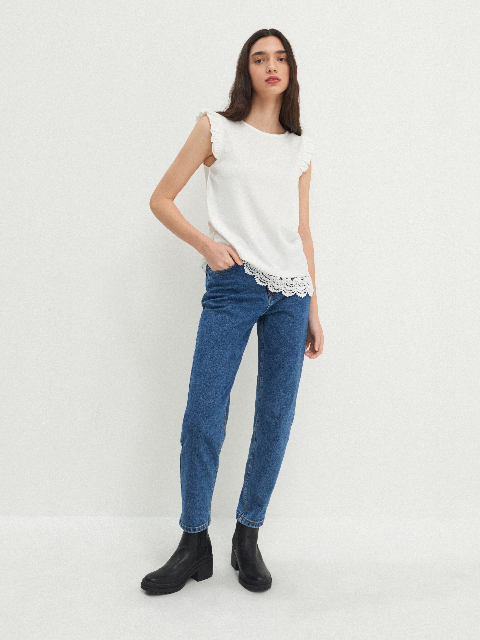 Blúzka s volánikmi na ramenách