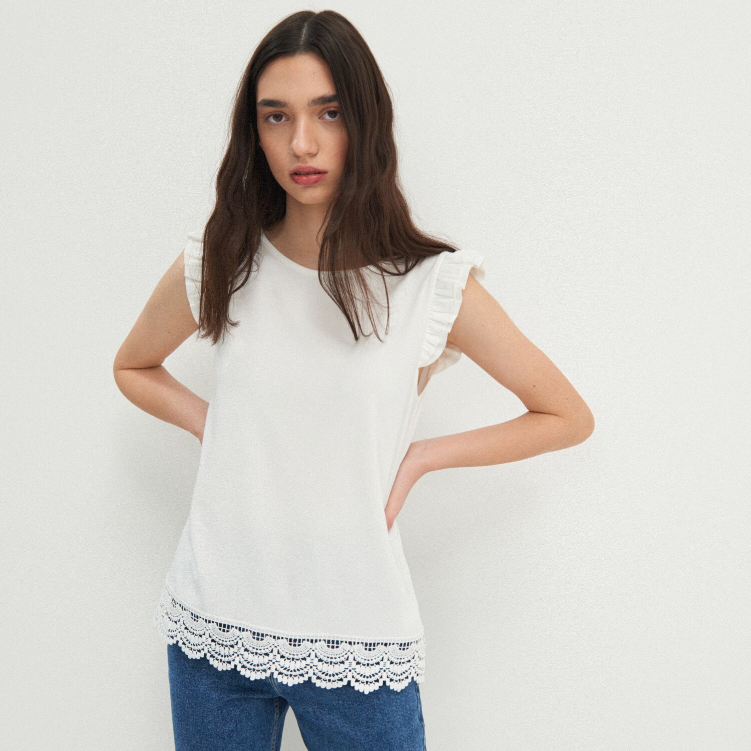 Blúzka s volánikmi na ramenách