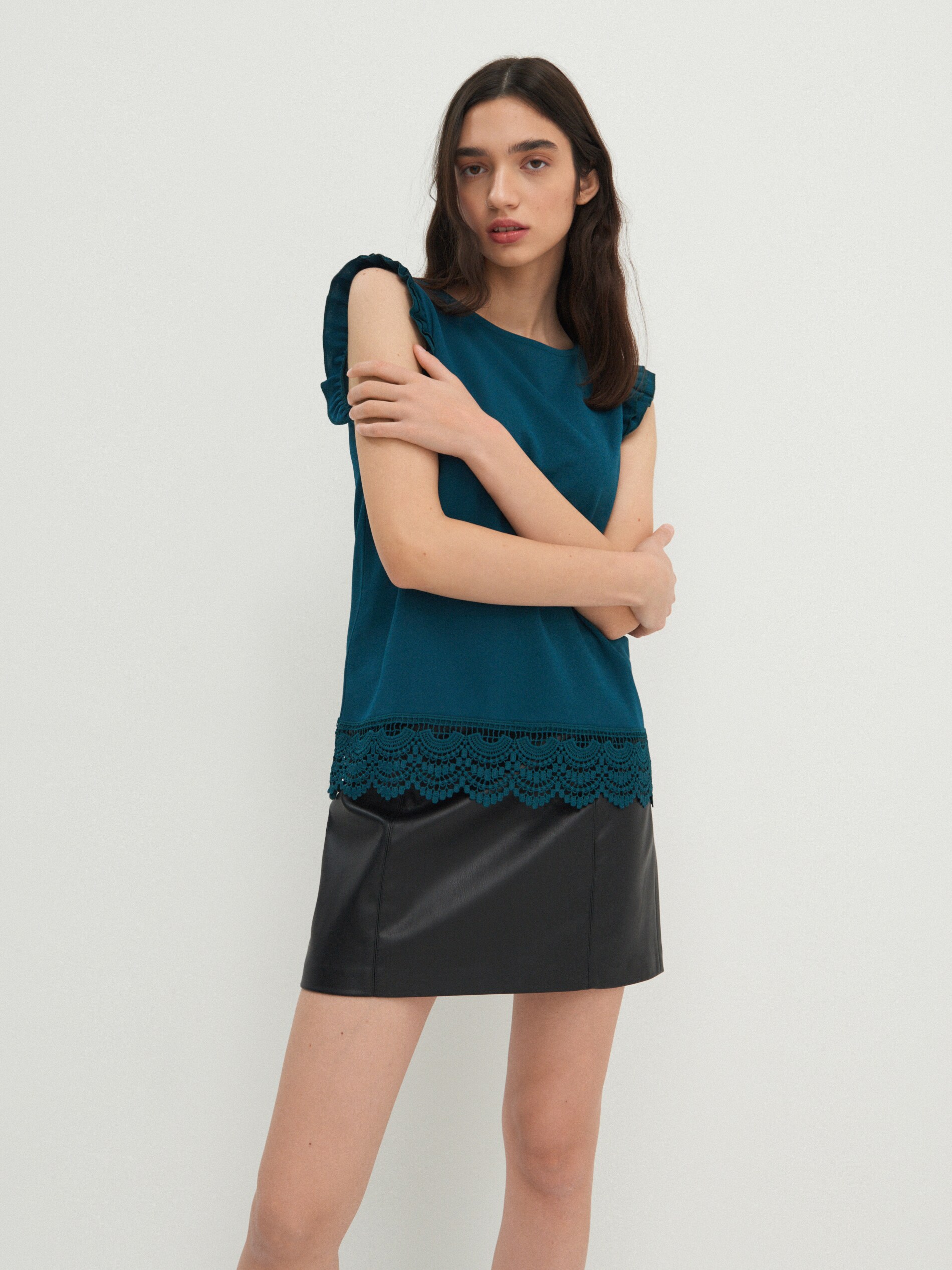 Blúzka s volánikmi na ramenách