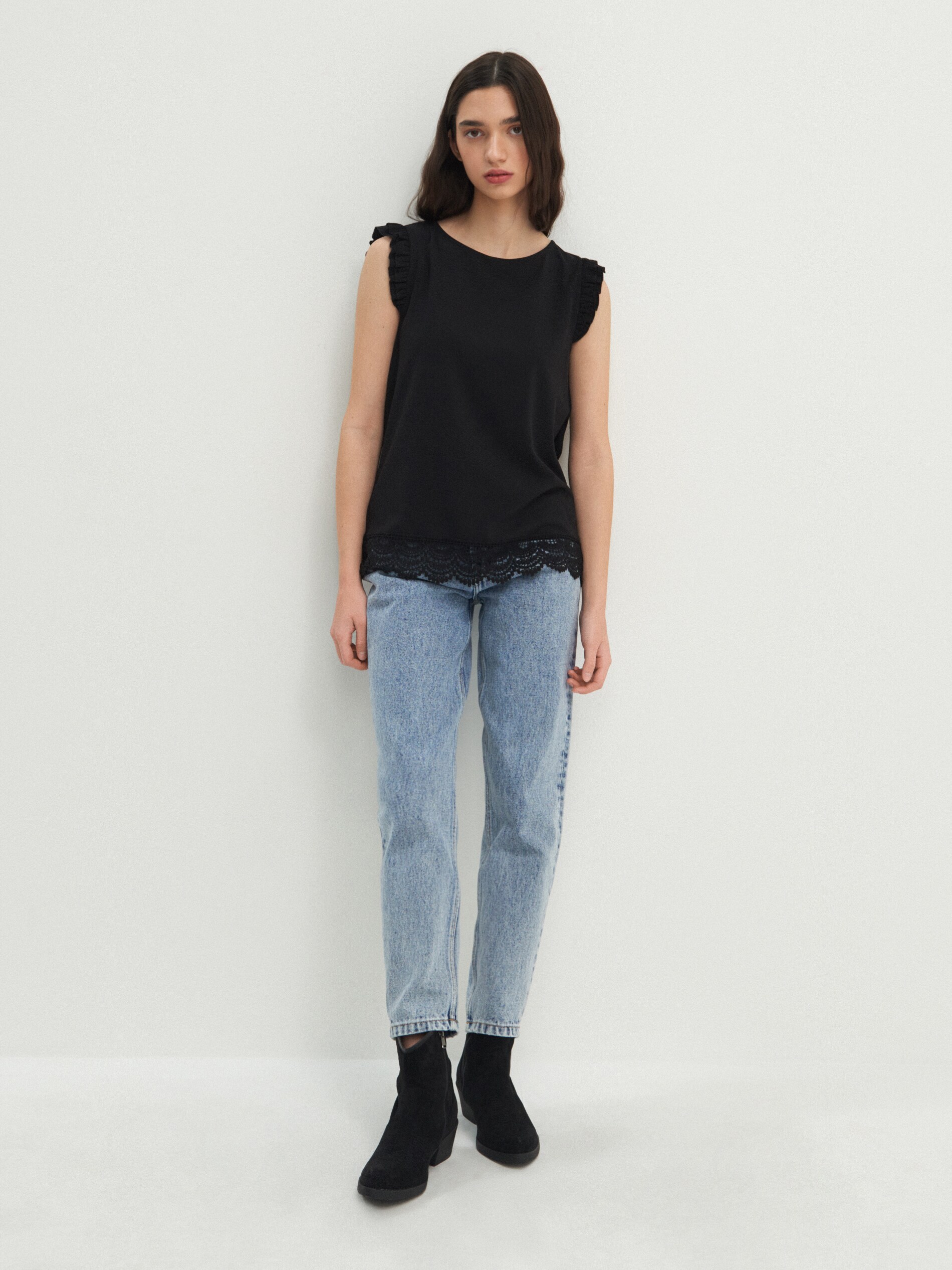 Blúzka s volánikmi na ramenách