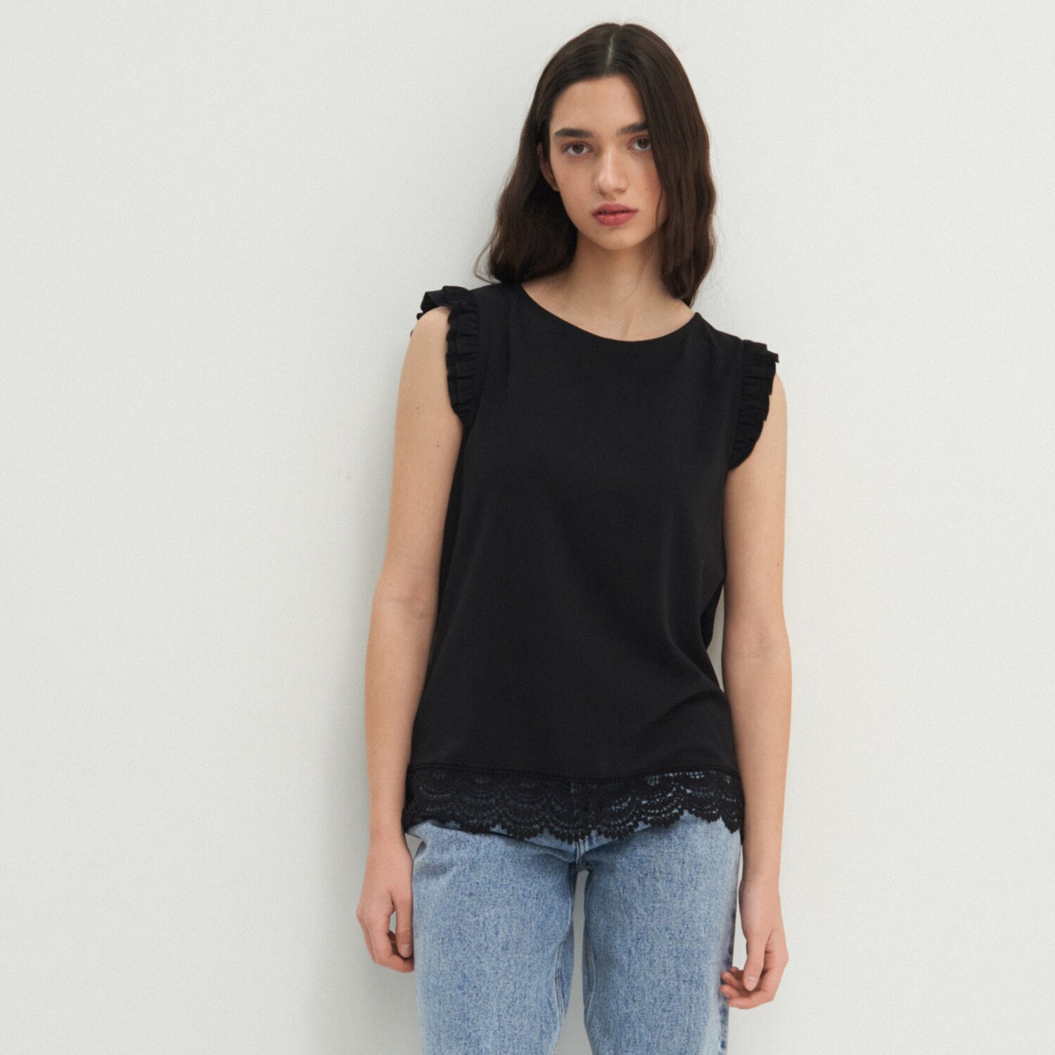 Blúzka s volánikmi na ramenách