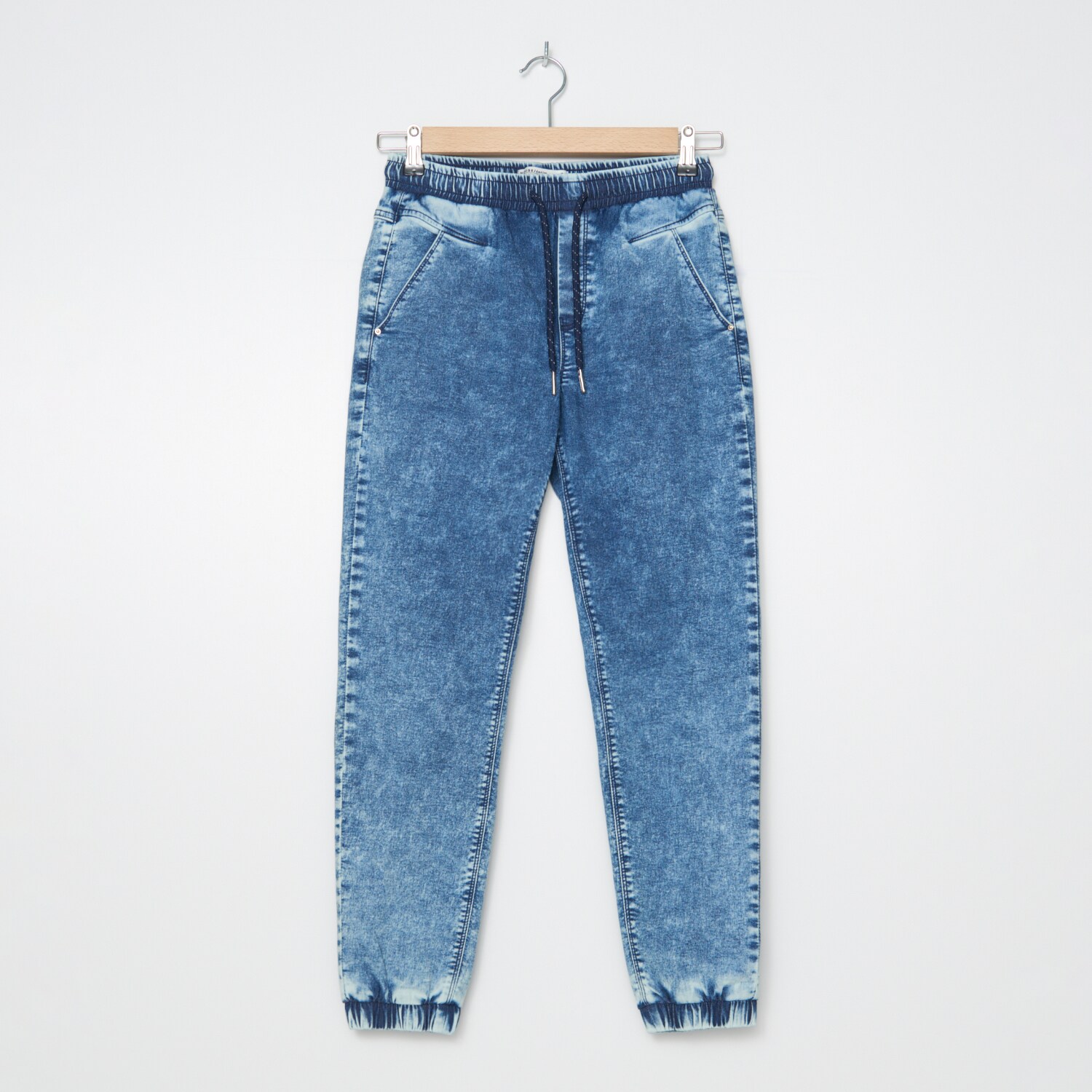 Denimové joggery s vypraným efektom