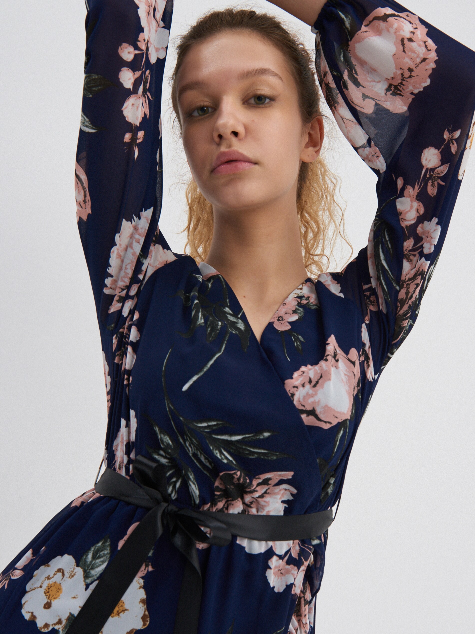 Prekladané kvetinové šaty