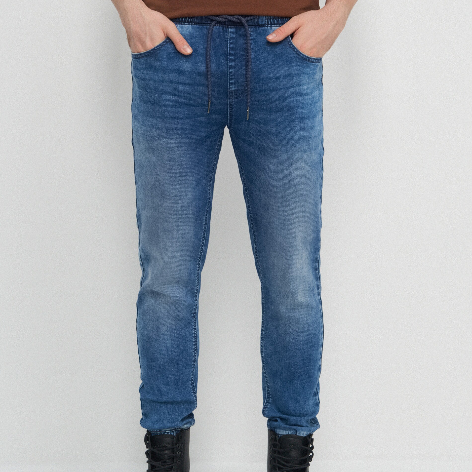 Denimové joggery s vypraným efektom