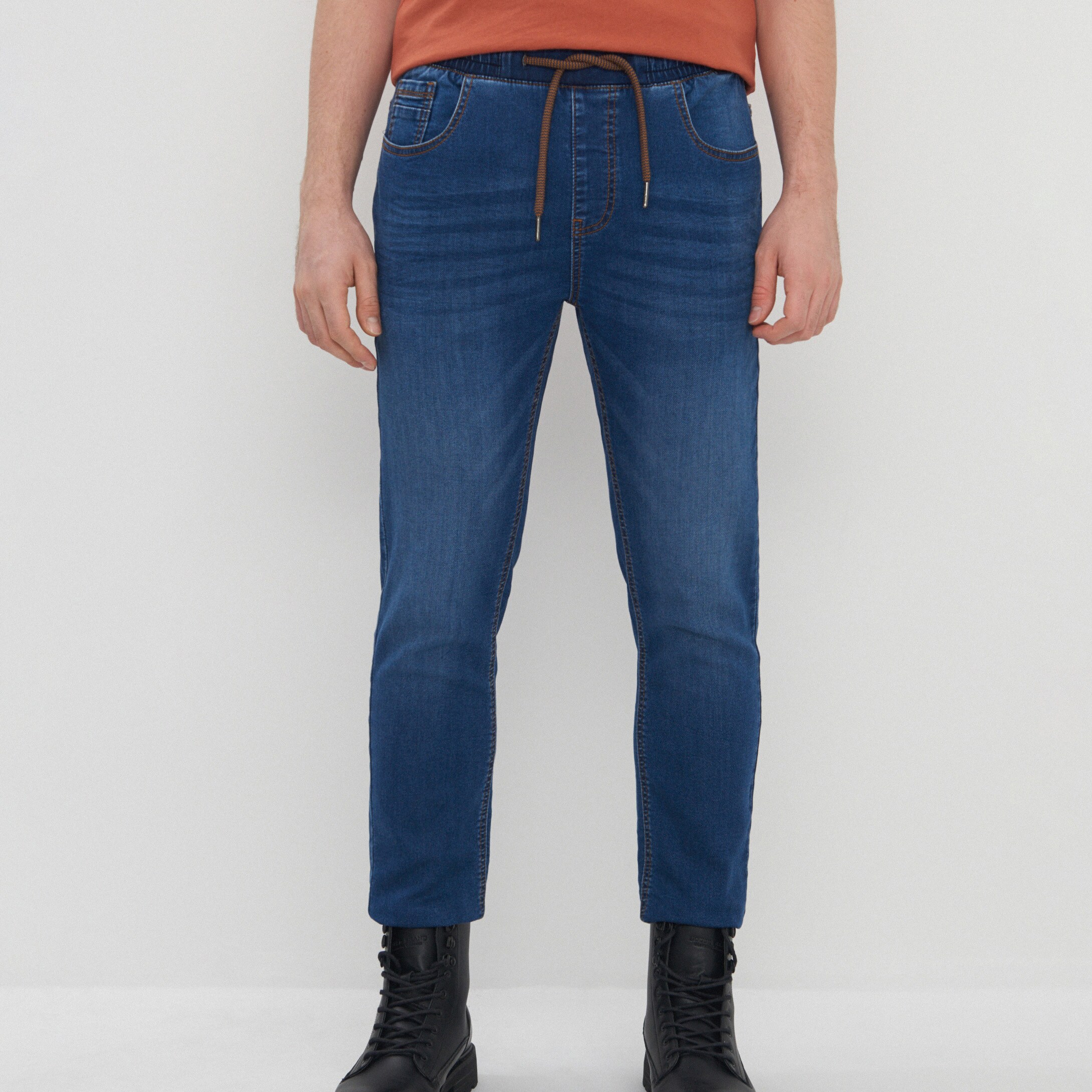 Denimové joggery s vypraným efektom