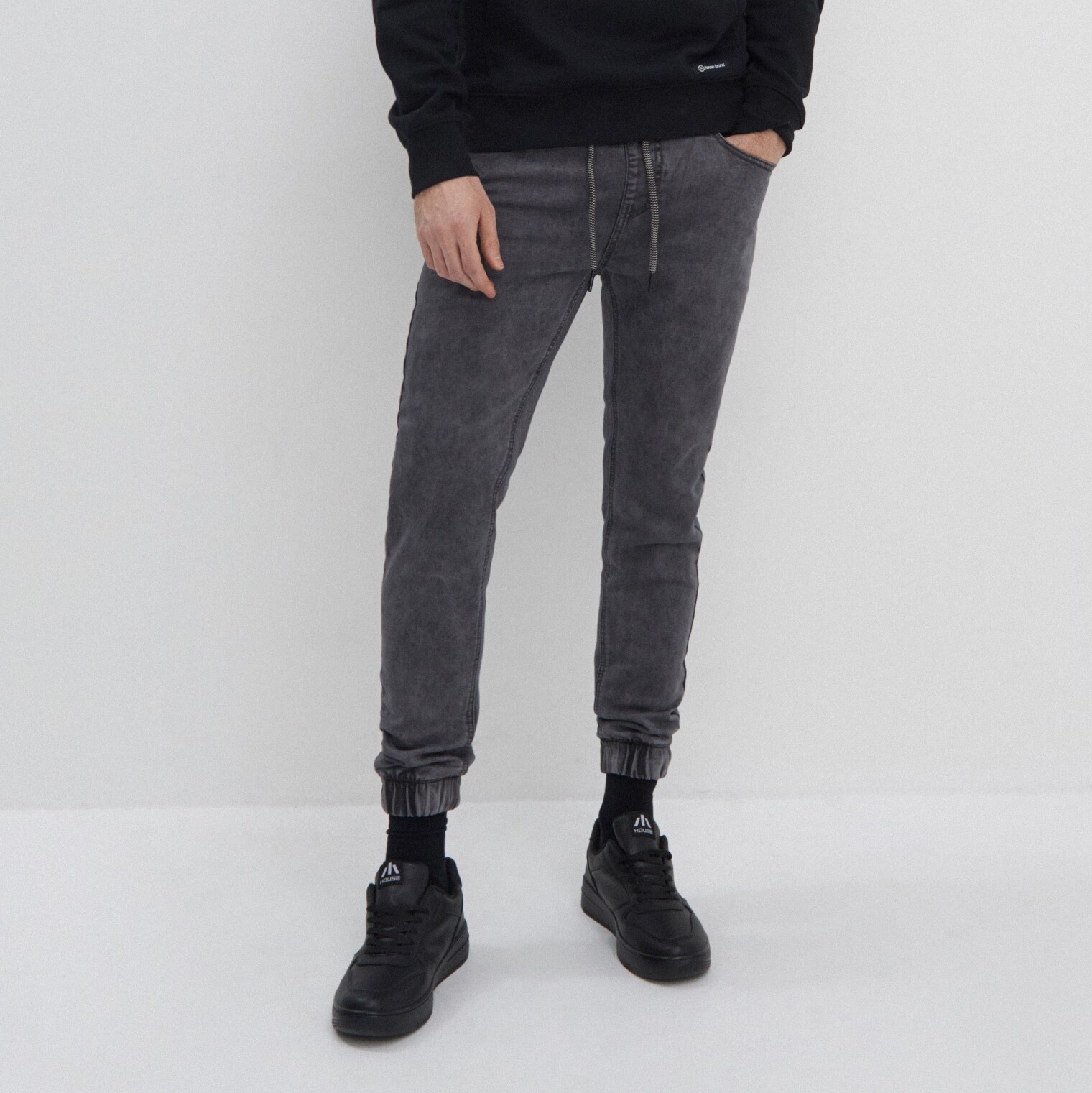 Denimové joggery s vypraným efektom