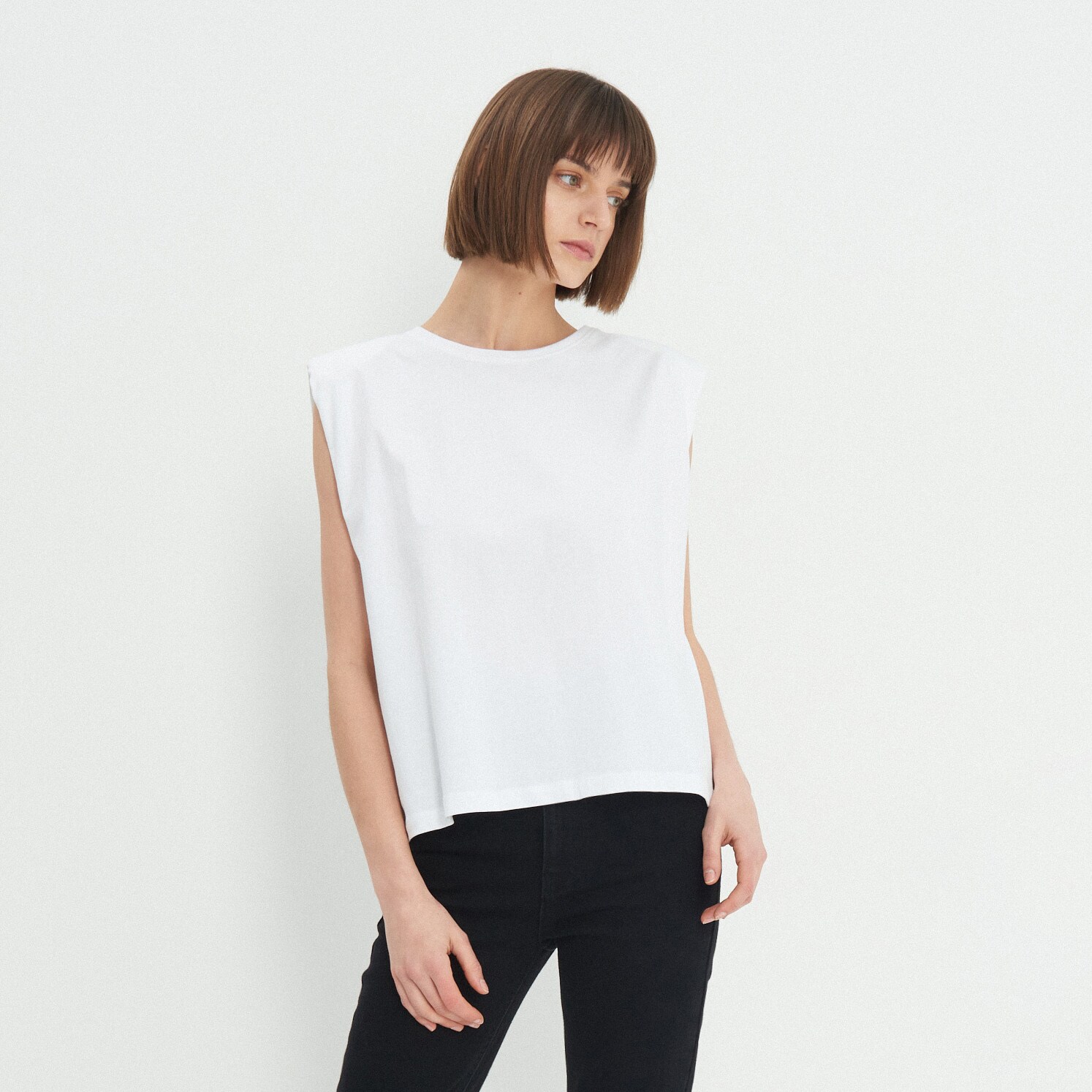 Tričko s vypchávkami cez plece