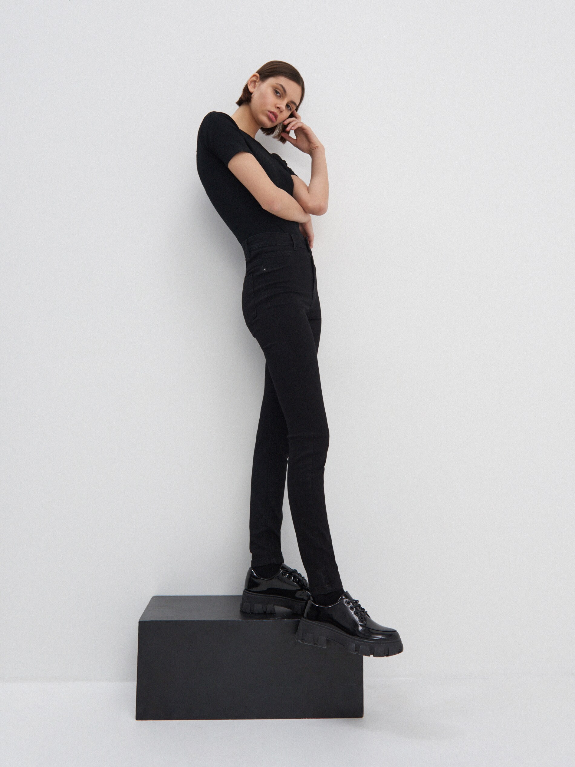 Úzke rifle s dlhšími nohami a vysokým pásom