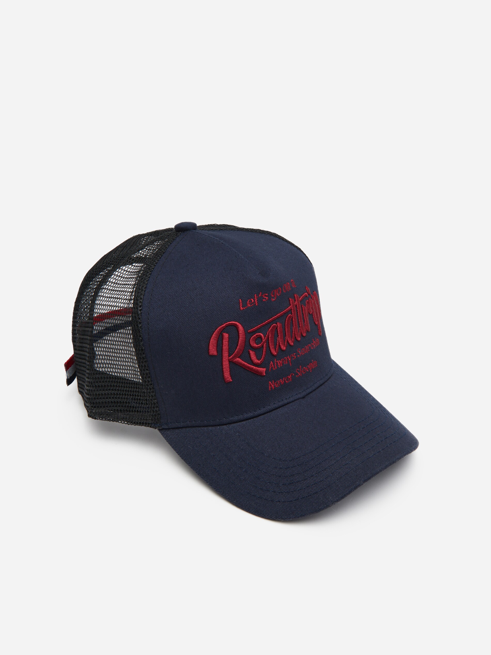 Čiapka so šiltom a výšivkou