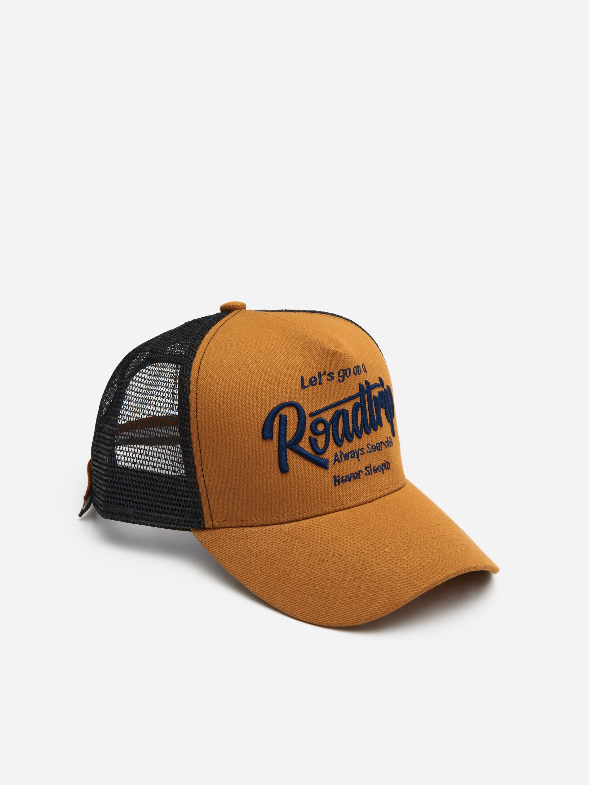 Čiapka so šiltom a výšivkou