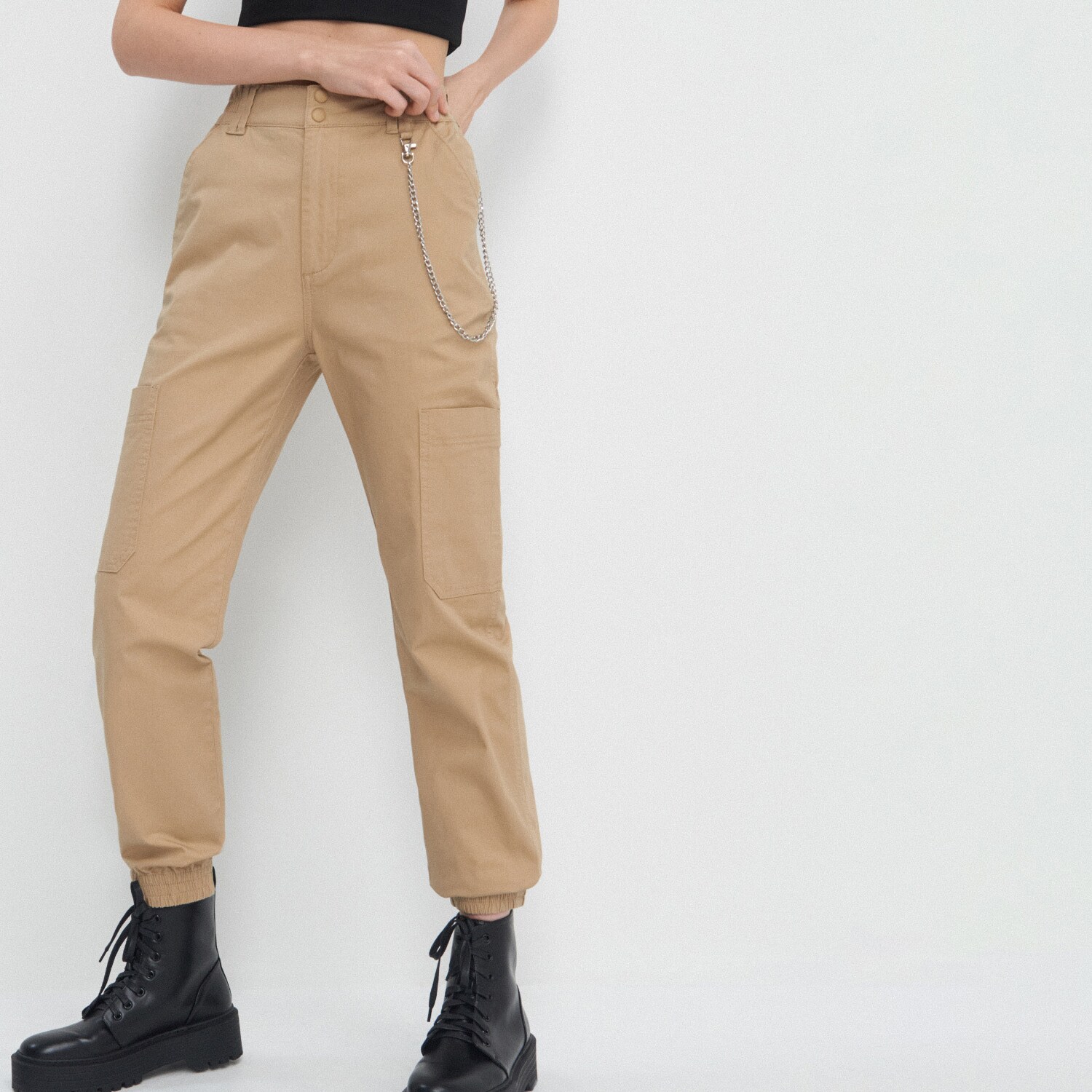 Nohavice s cargo vreckami a retiazkou