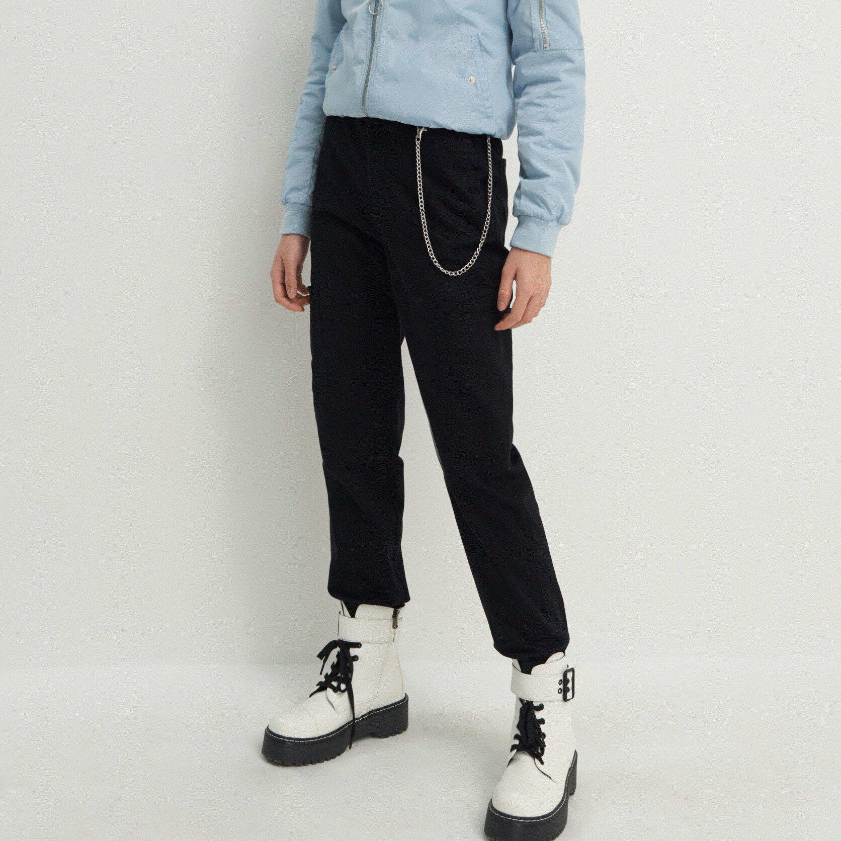 Nohavice s cargo vreckami a retiazkou