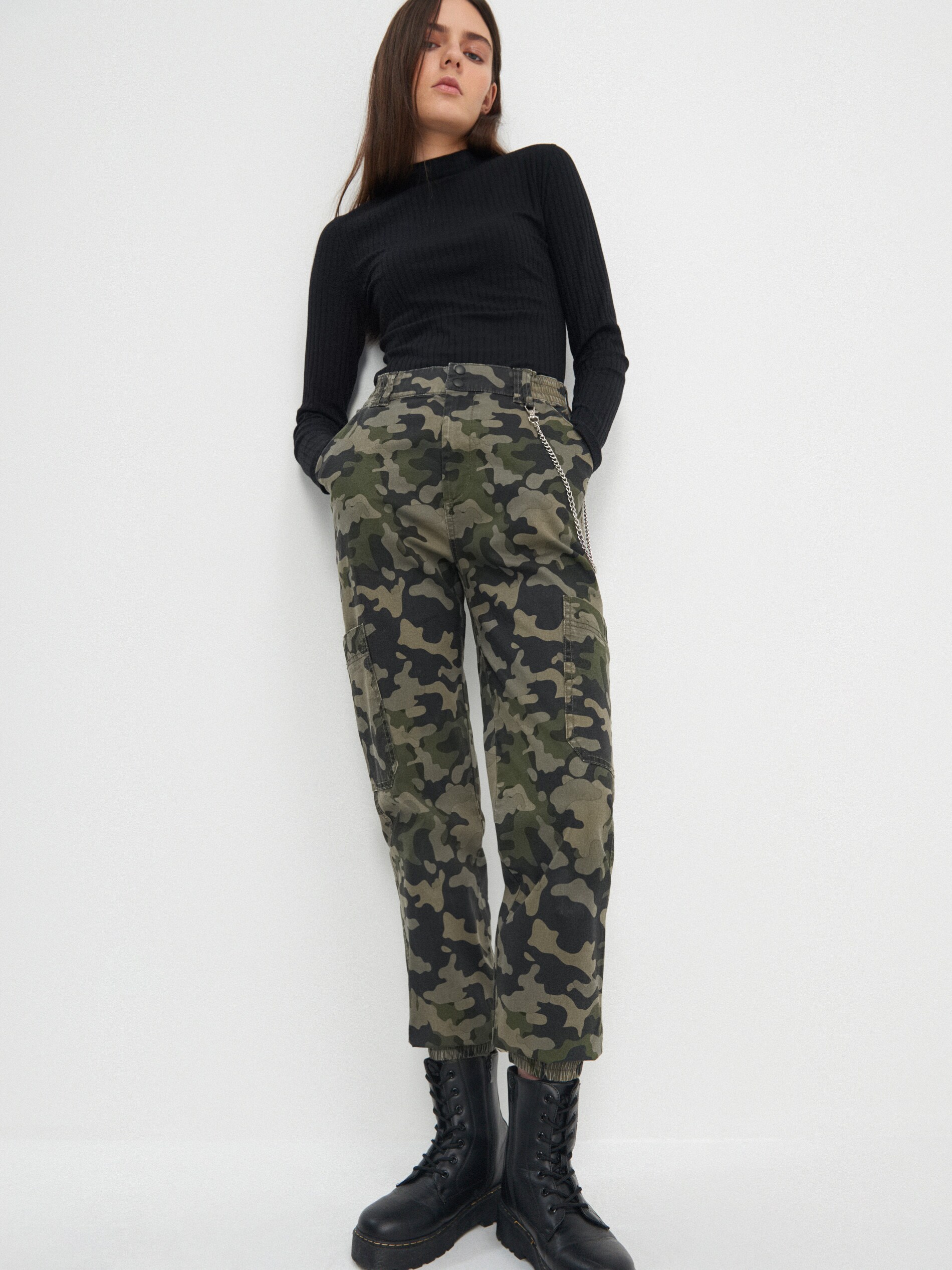 Nohavice s cargo vreckami a retiazkou