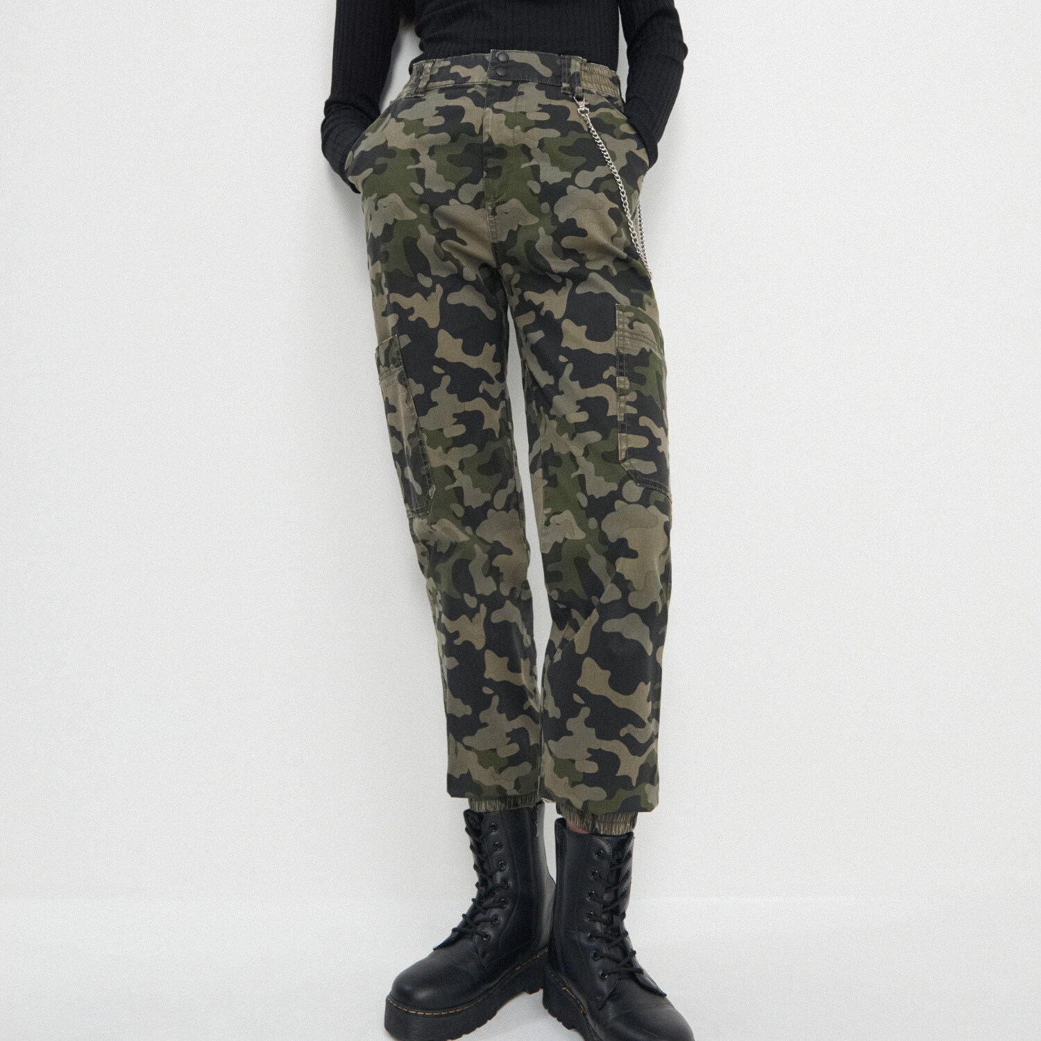 Nohavice s cargo vreckami a retiazkou