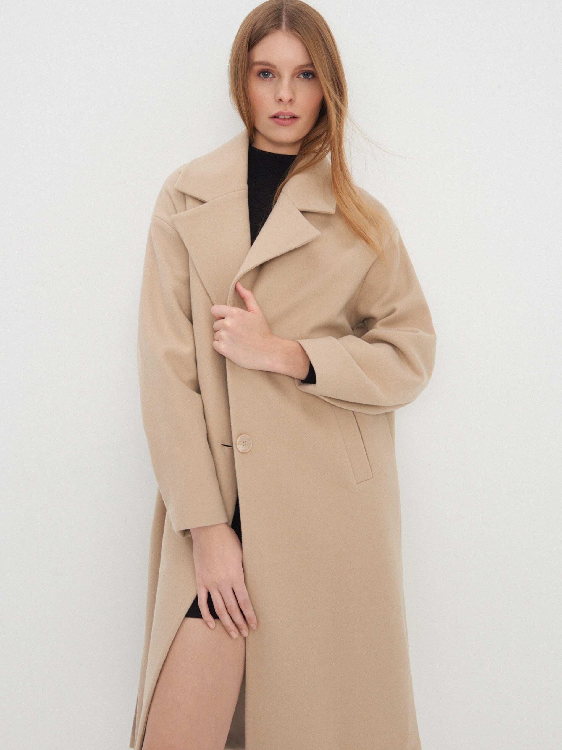 Béžový kabát rovného strihu