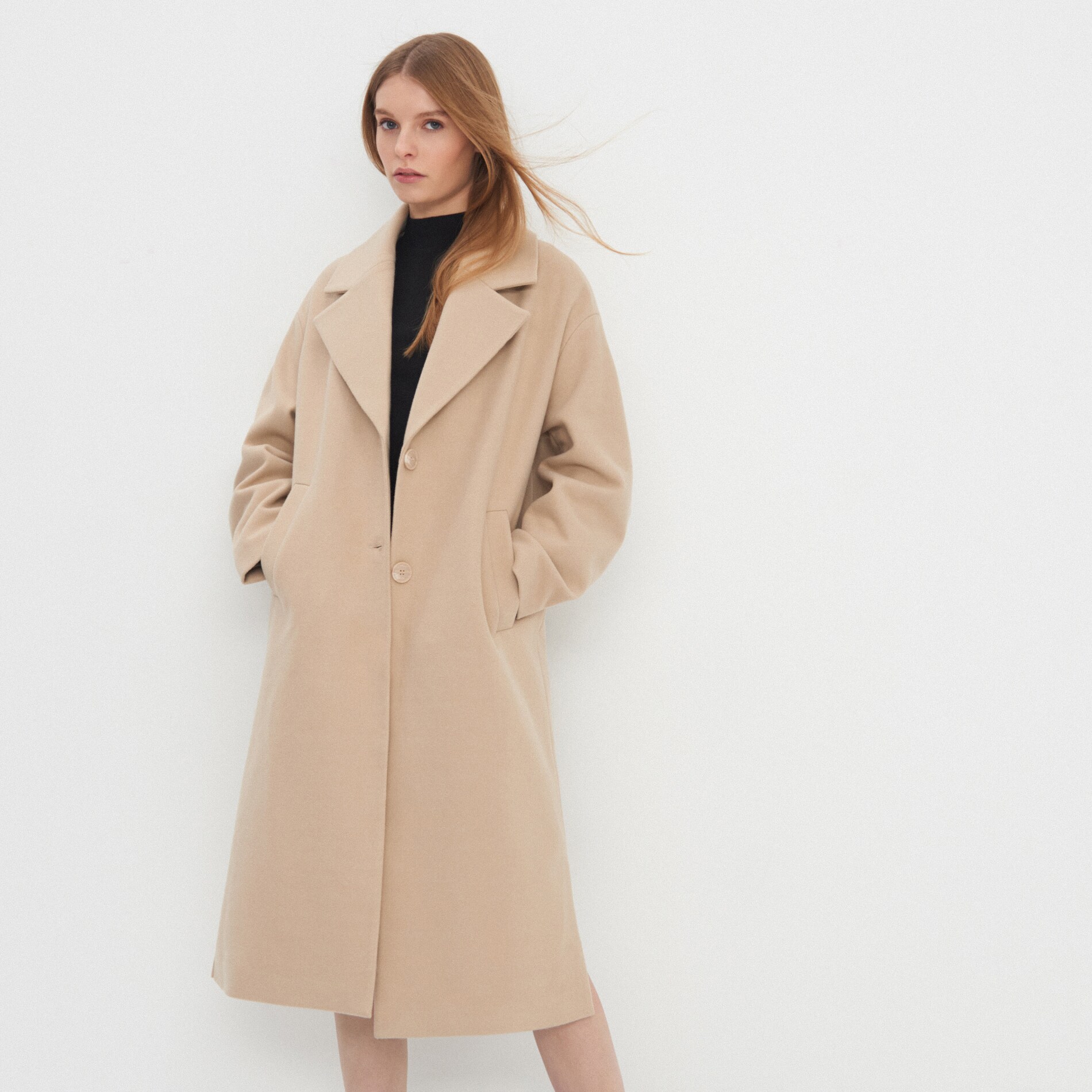 Béžový kabát rovného strihu