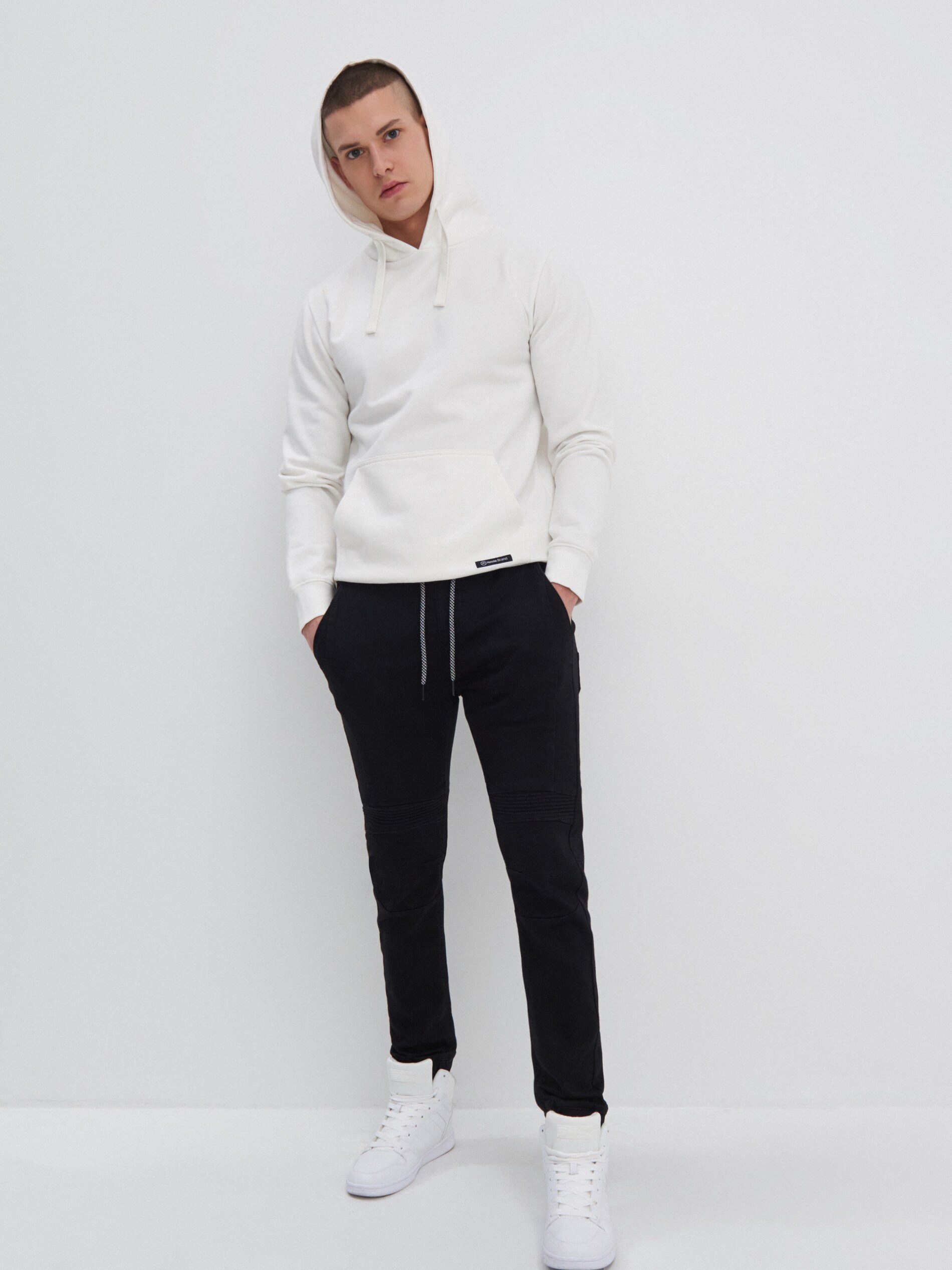 Denimové joggery so stehovaním