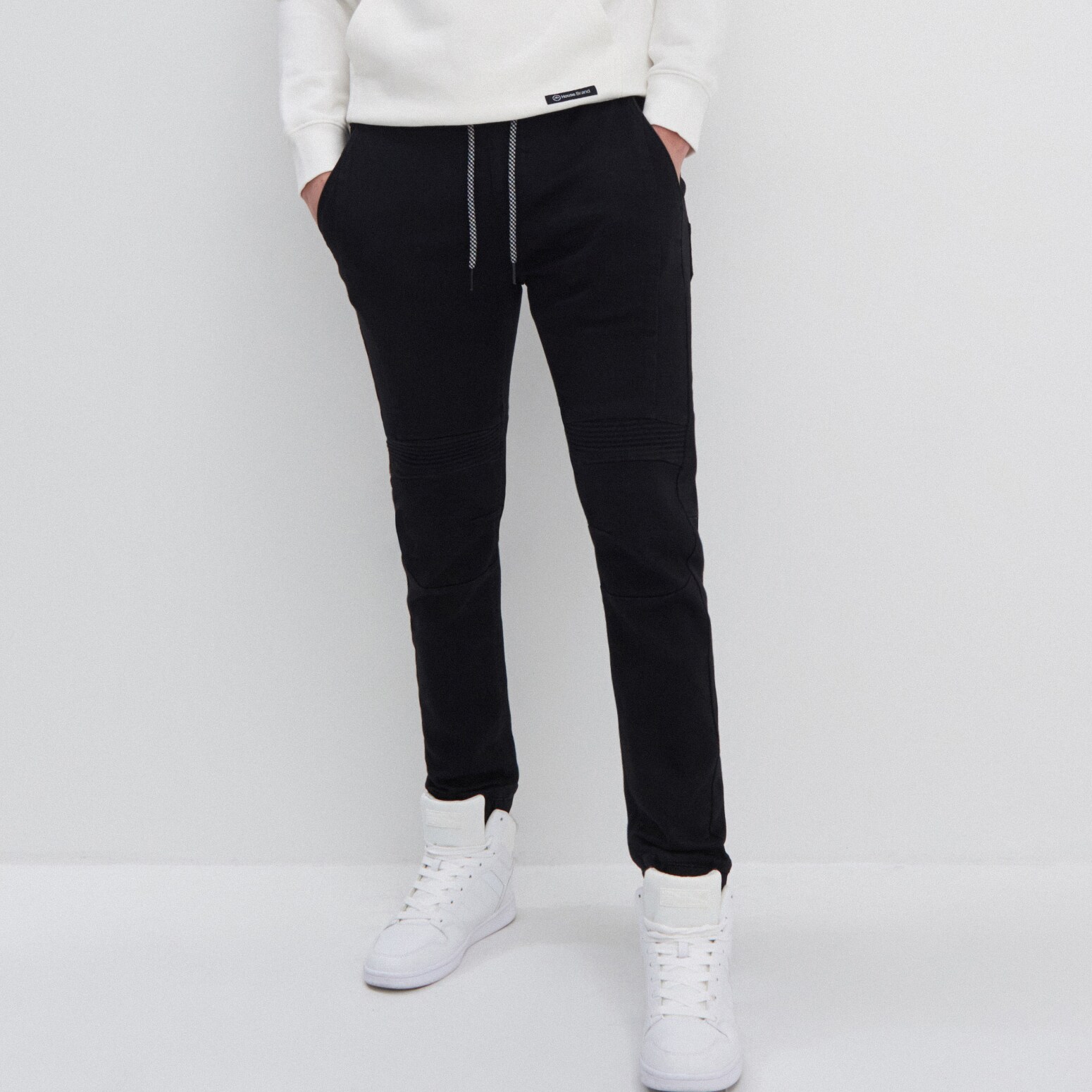 Denimové joggery so stehovaním