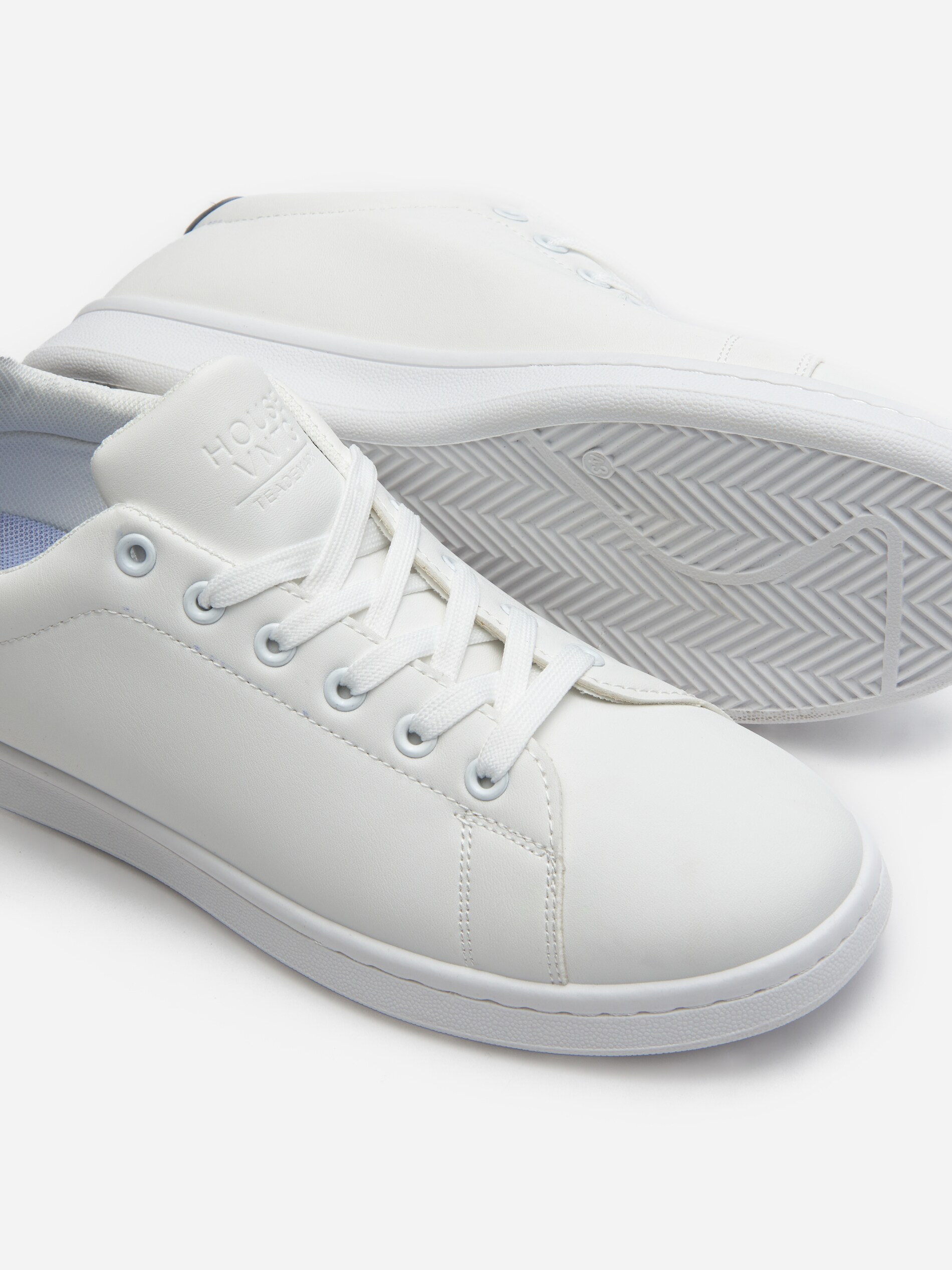 Biele tenisky typu sneakers