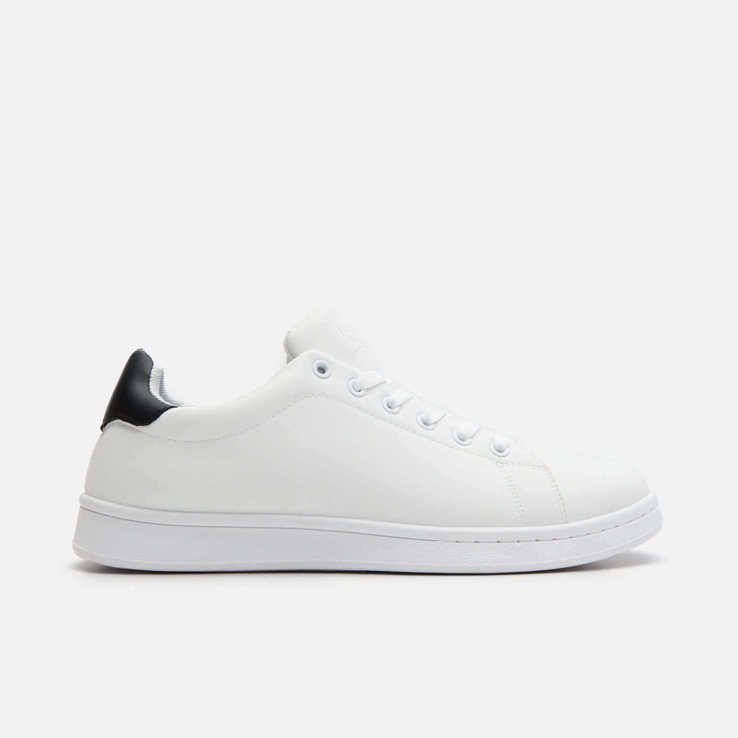 Biele tenisky typu sneakers