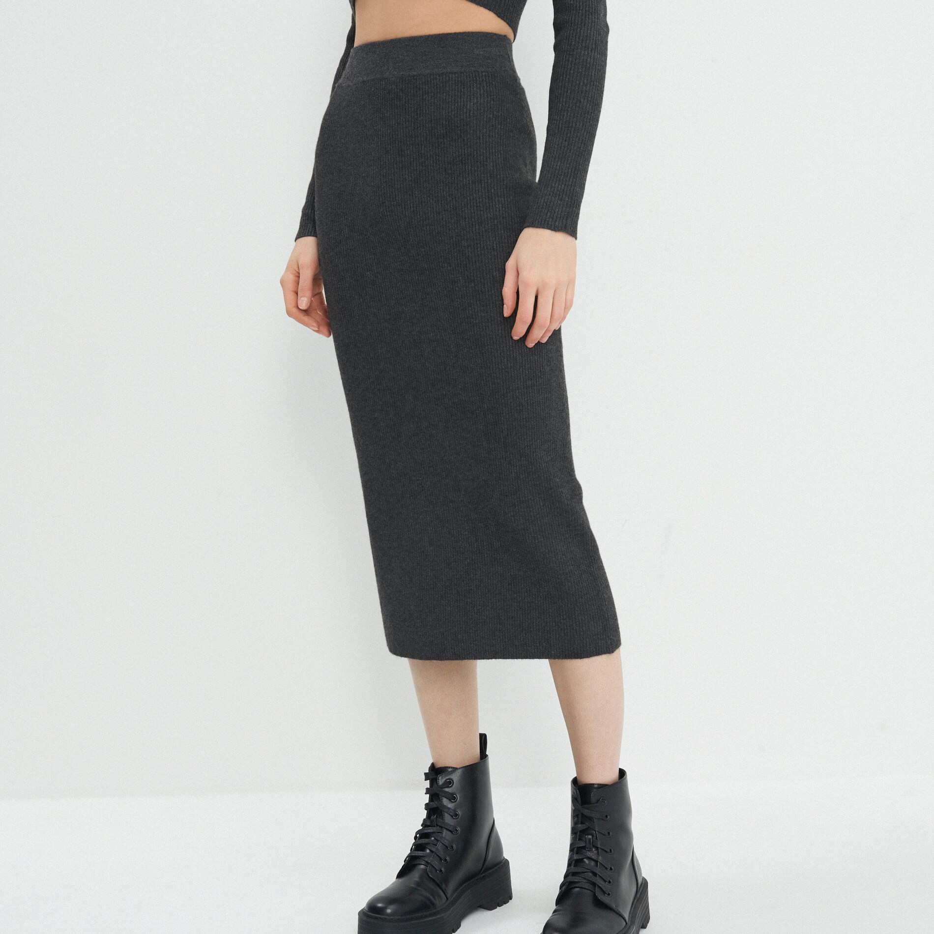 Rebrovaná midi sukňa