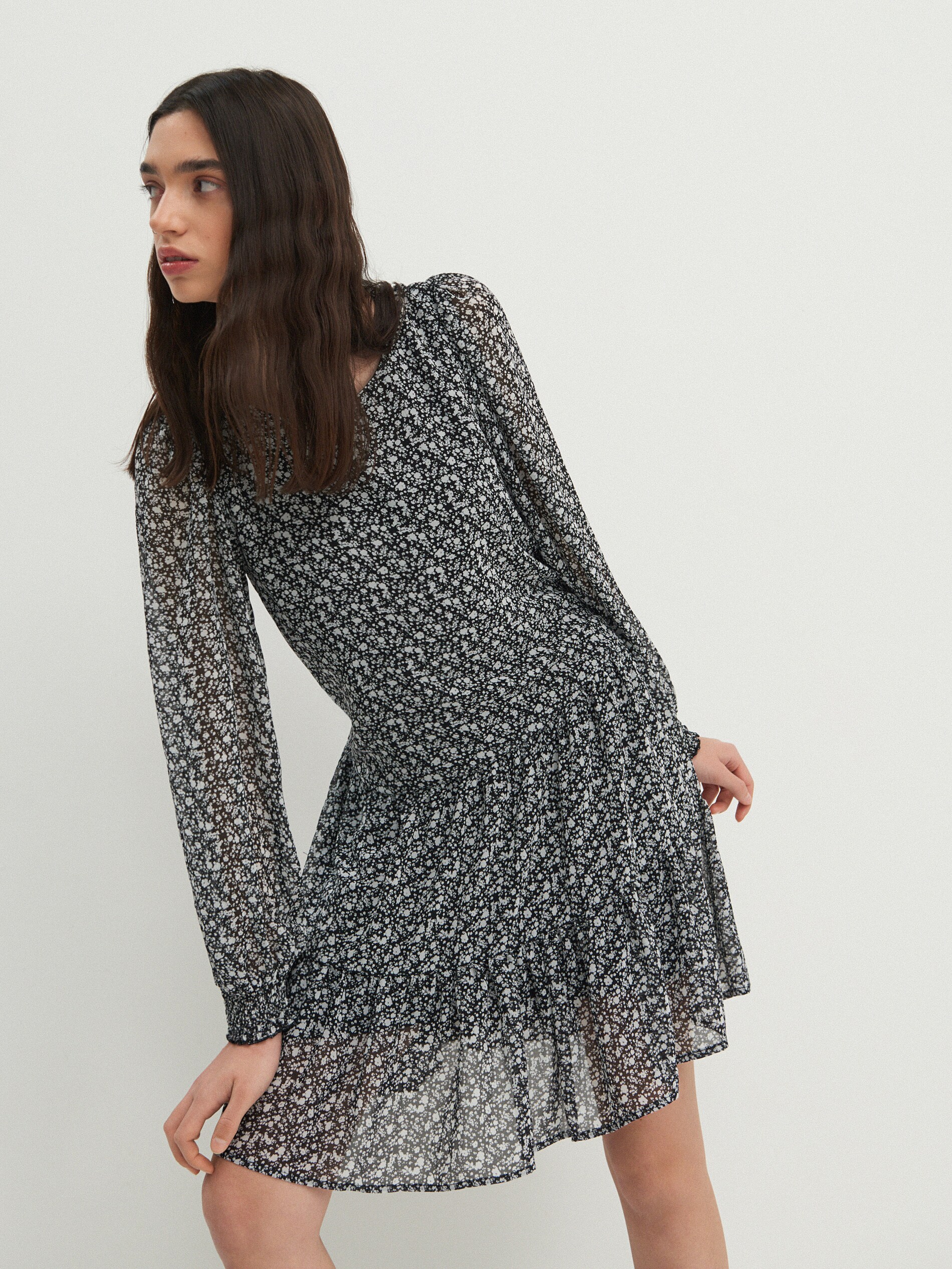 Čierne kvetované šaty