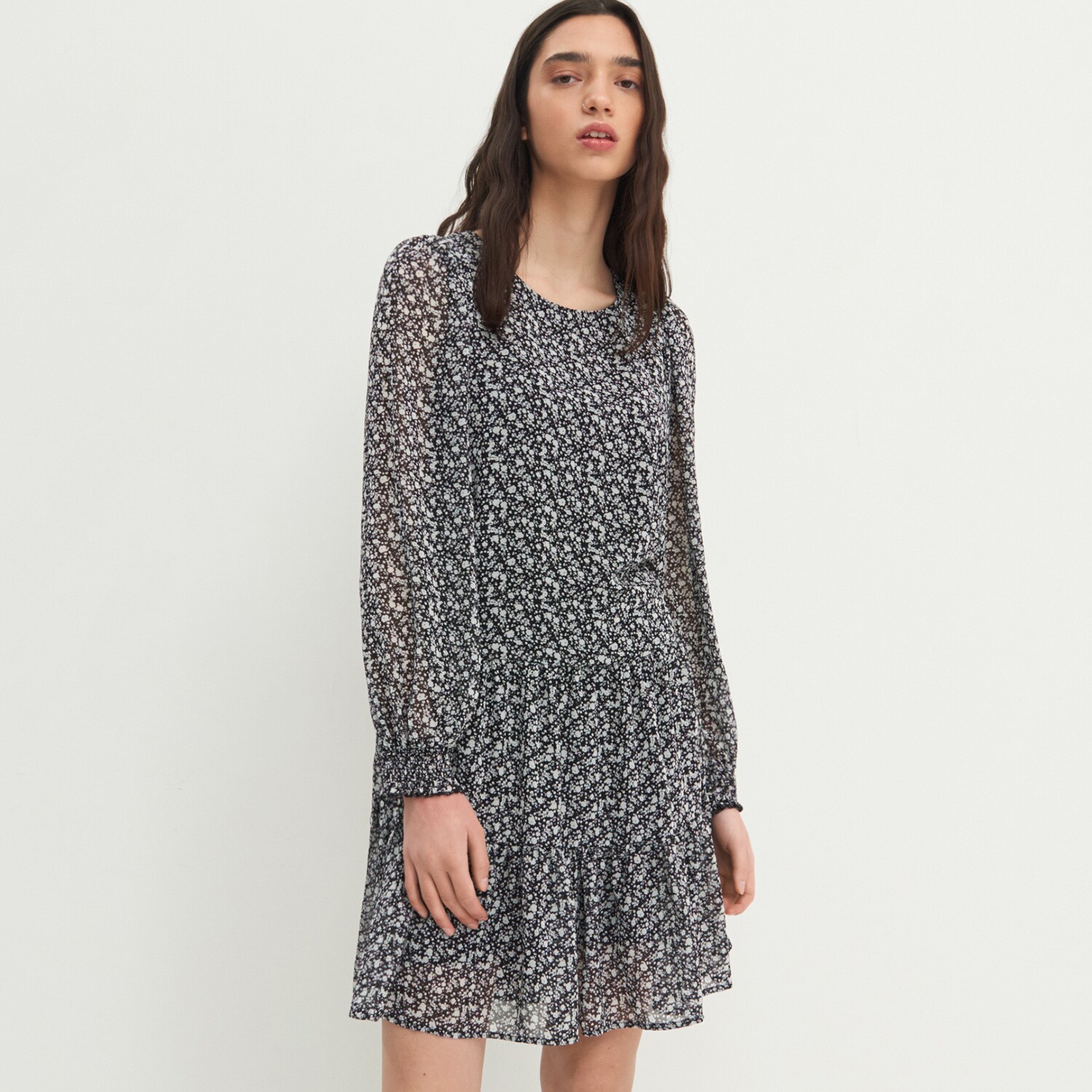 Čierne kvetované šaty