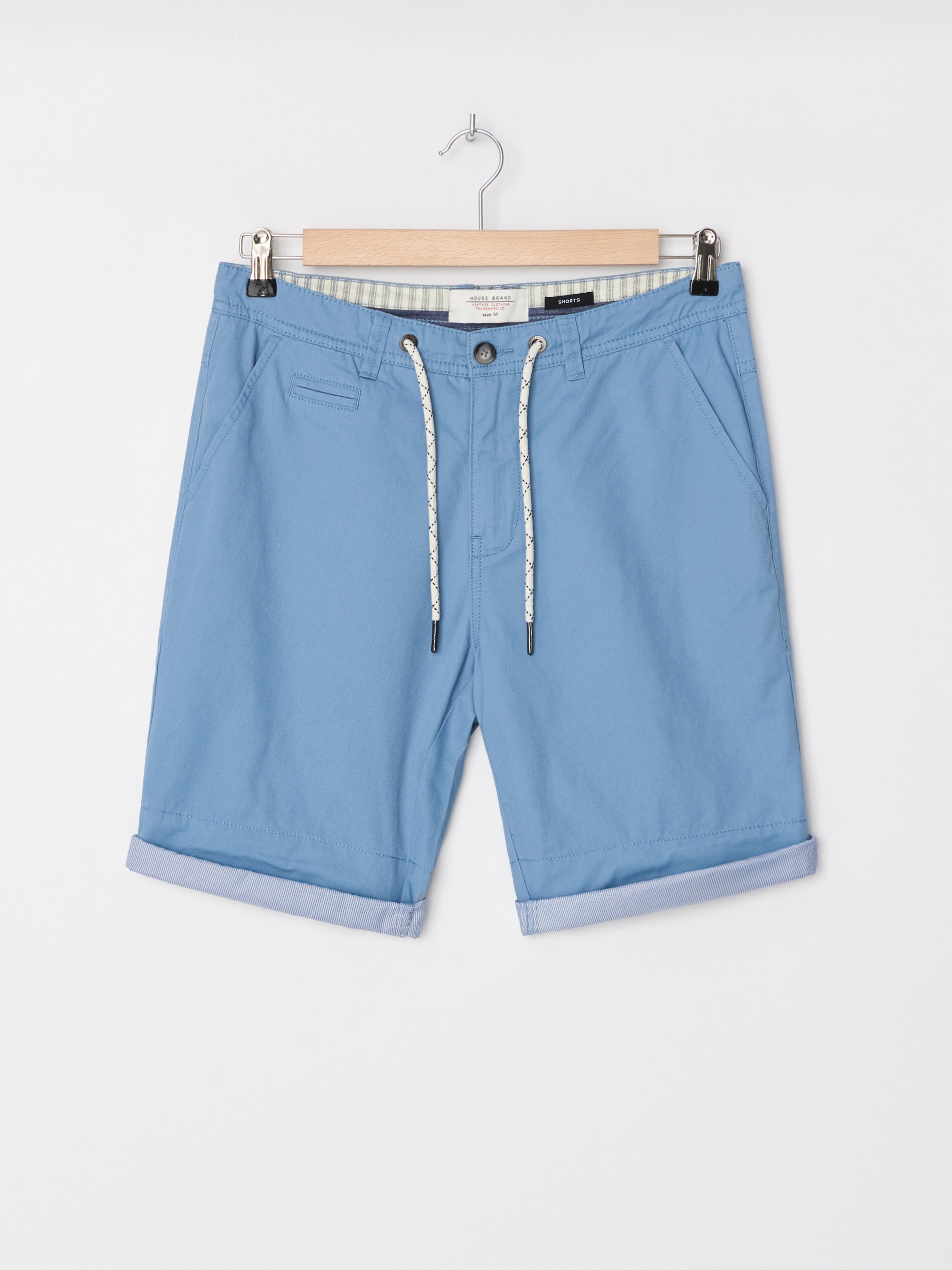 Chino šortky s kontrastným vyhrnutým lemom