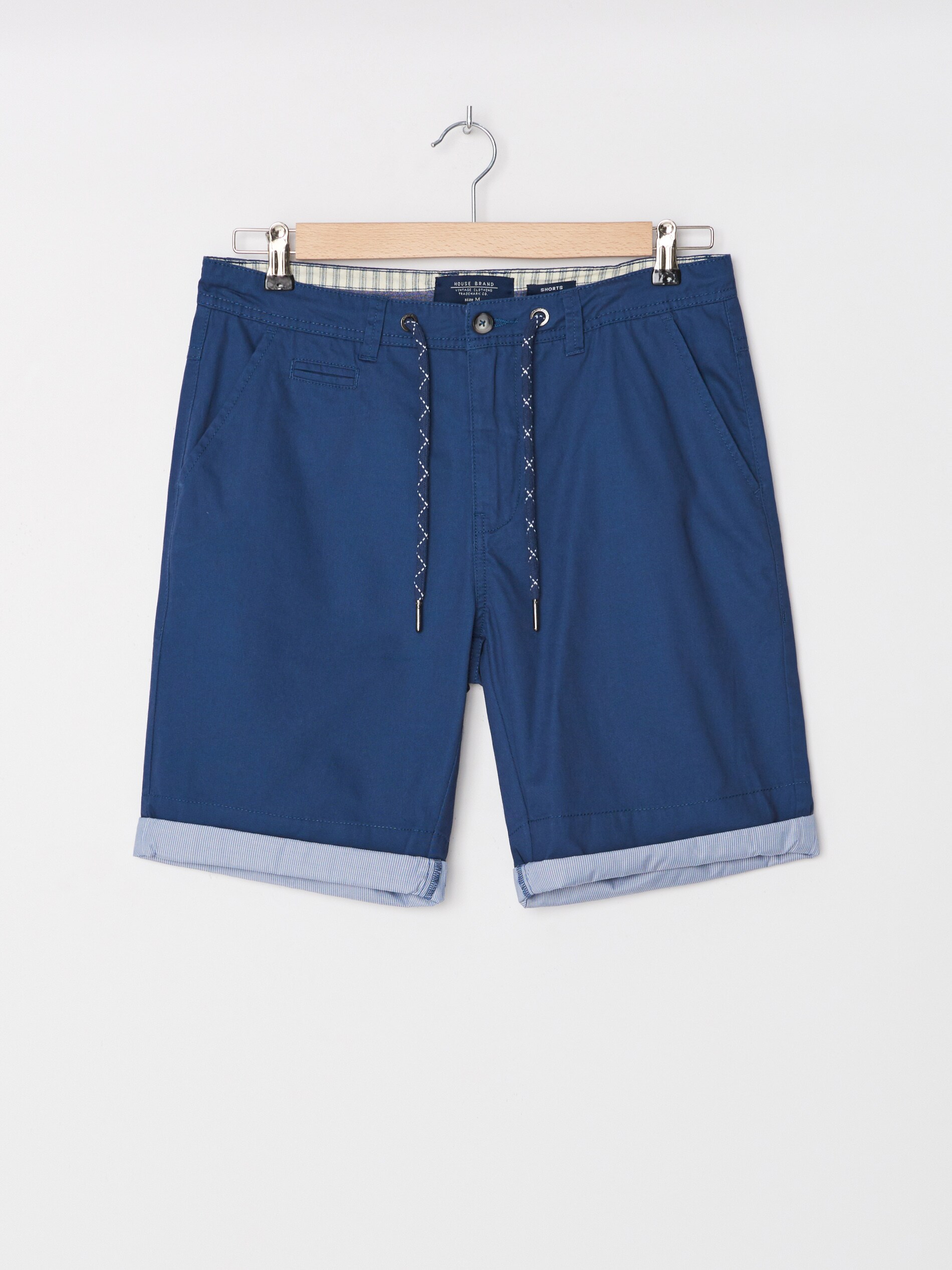 Chino šortky s kontrastným vyhrnutým lemom