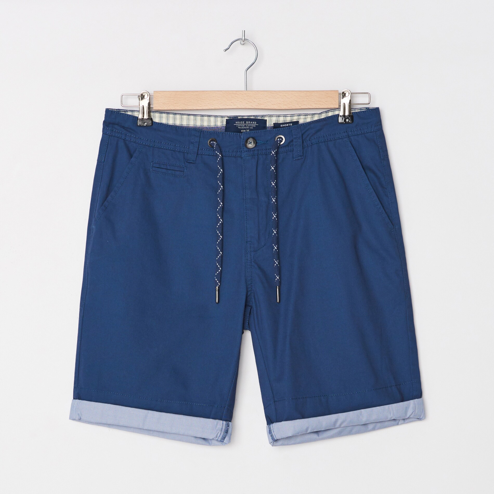 Chino šortky s kontrastným vyhrnutým lemom