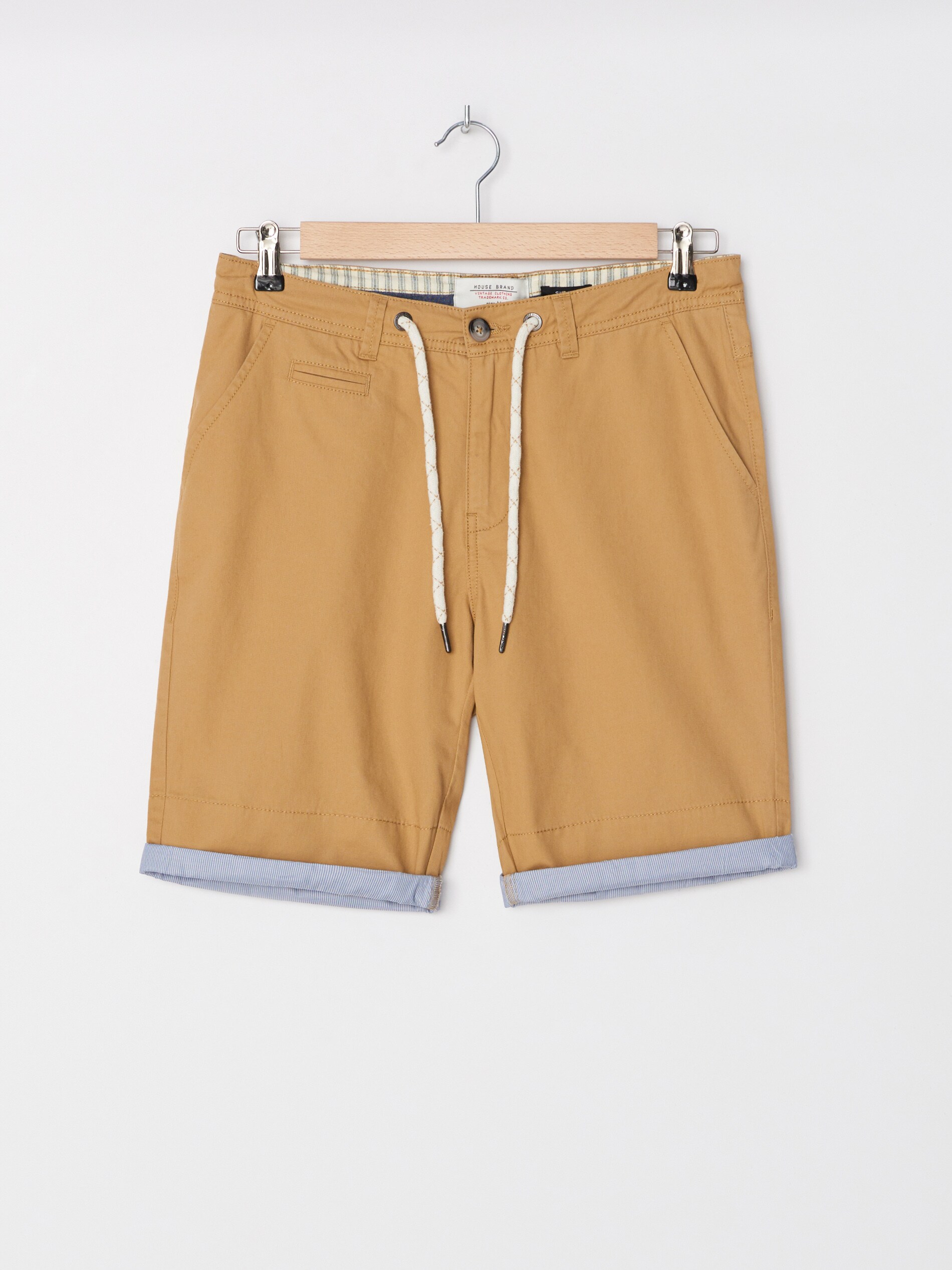 Chino šortky s kontrastným vyhrnutým lemom