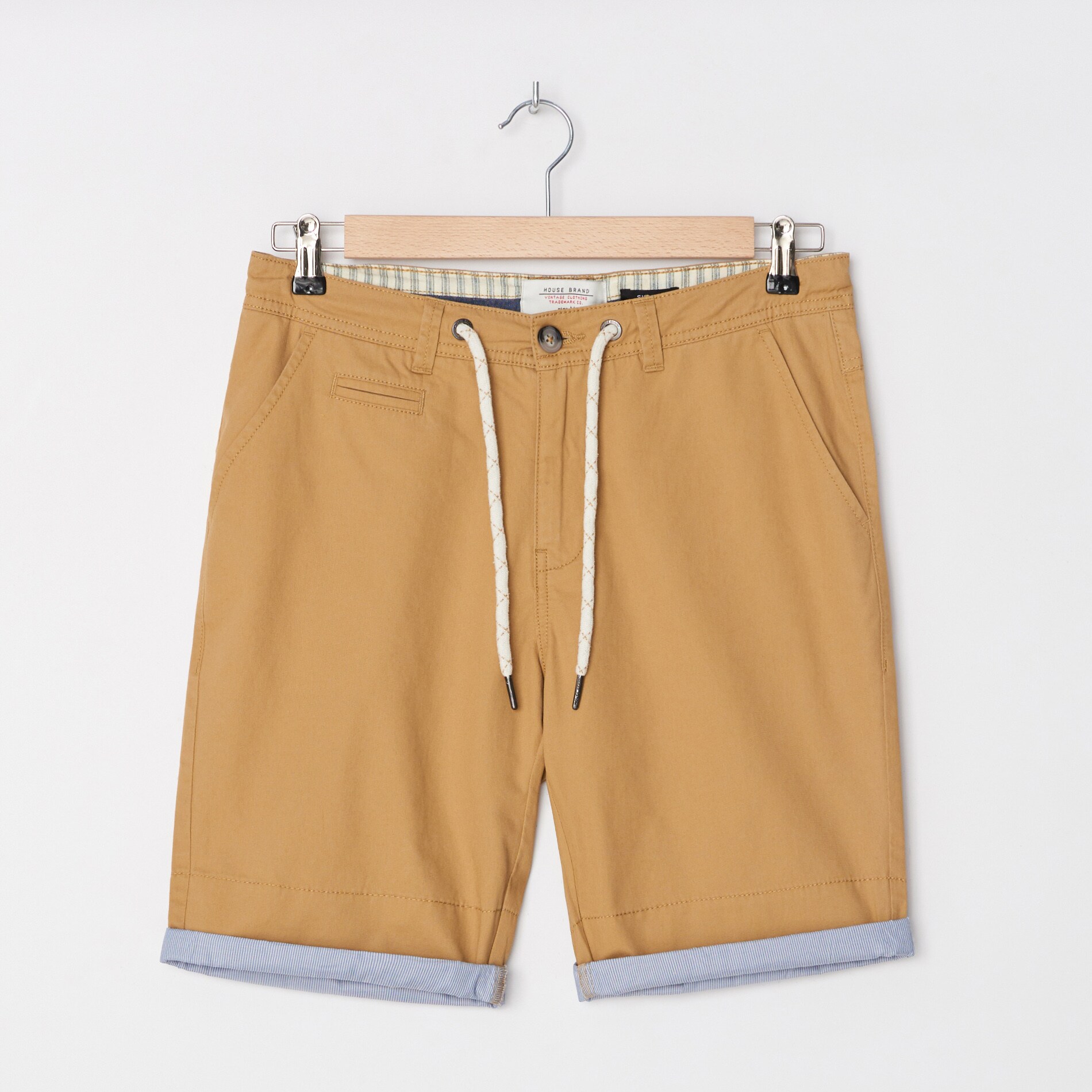Chino šortky s kontrastným vyhrnutým lemom