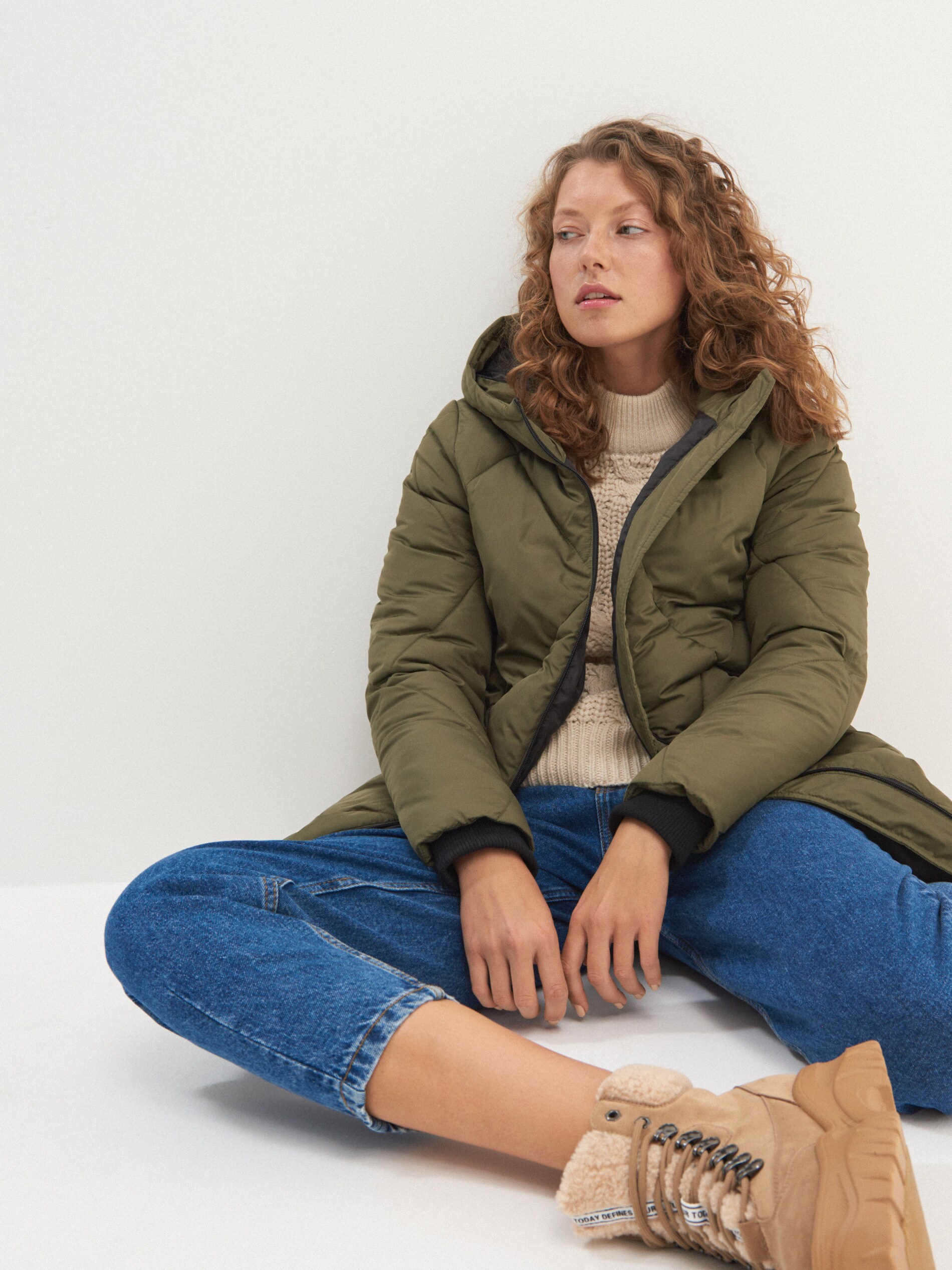 Prešívaný plášť s kapucňou