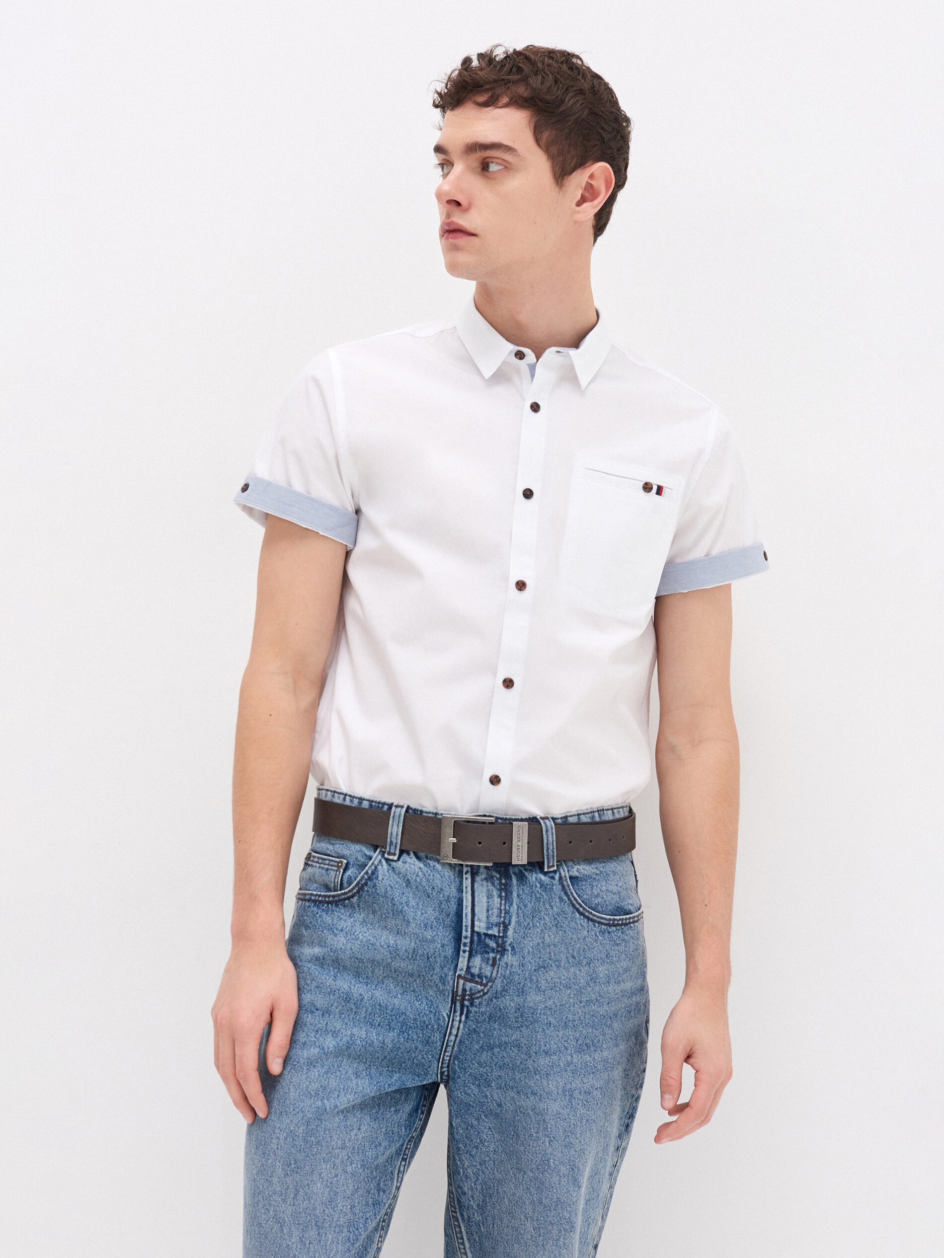 Košeľa s kontrastnými prvkami