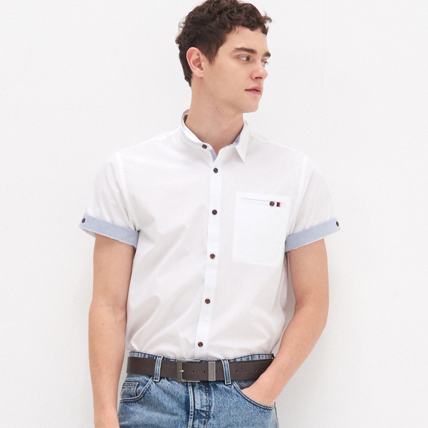 Košeľa s kontrastnými prvkami