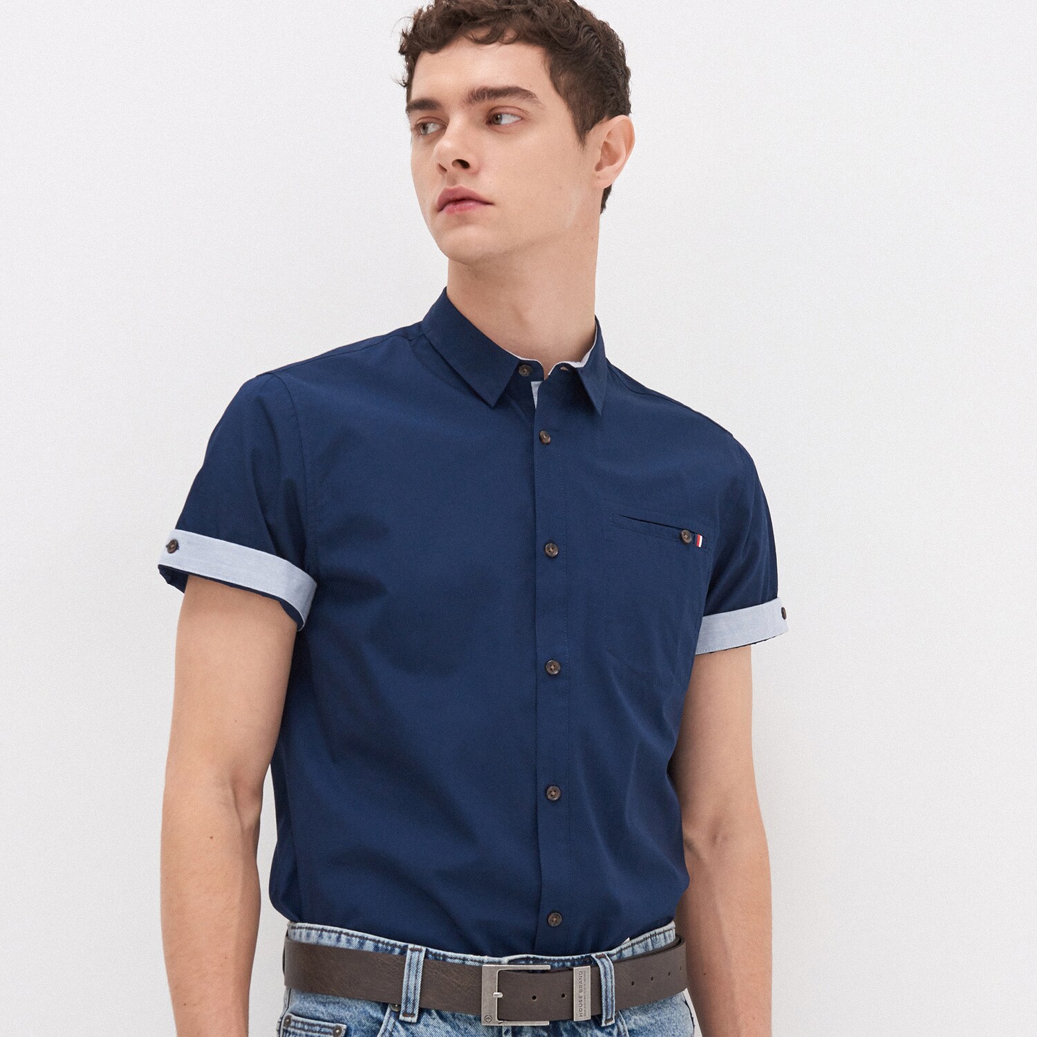 Košeľa s kontrastnými prvkami