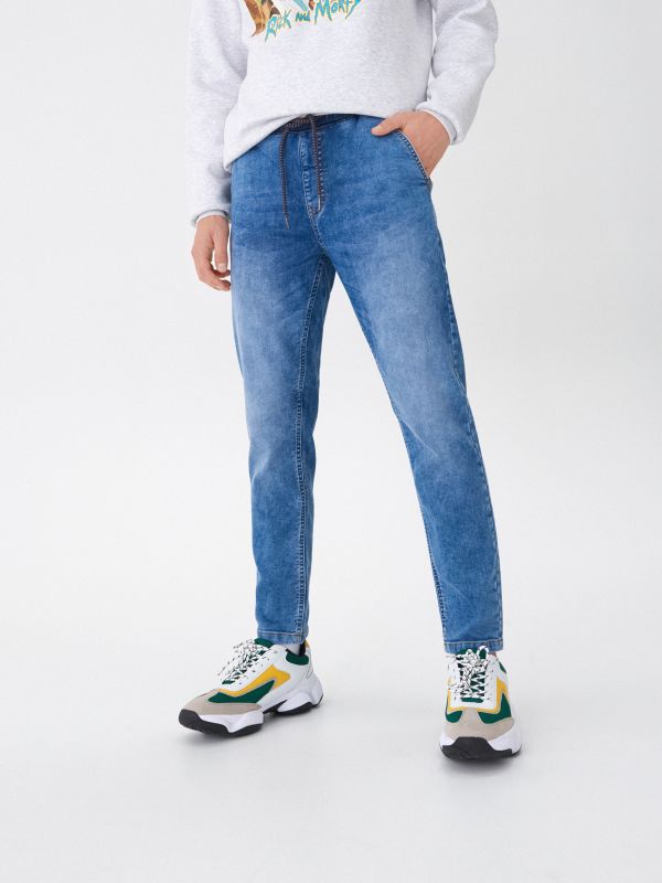 Denimowe spodnie carrot - niebieski - WQ654-55J - HOUSE