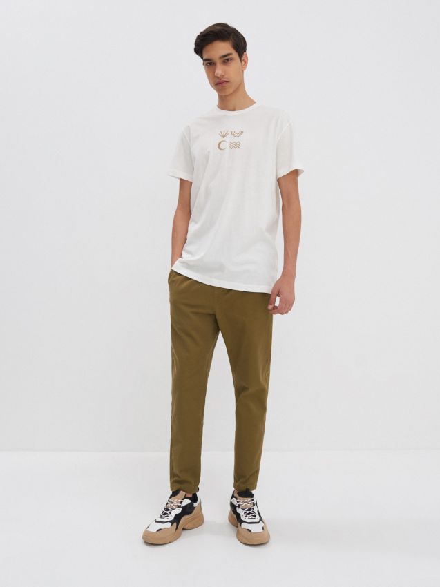 T-shirt z haftem i nadrukiem na plecach - kremowy - 4596E-01X - HOUSE