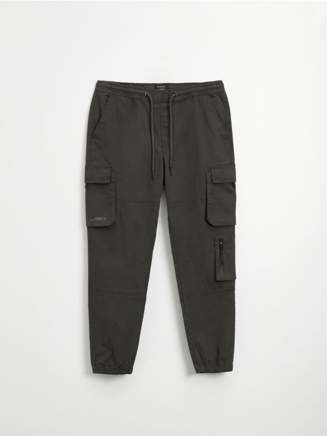 Pantalón jogger con bolsillos cargo - negro - HOUSE